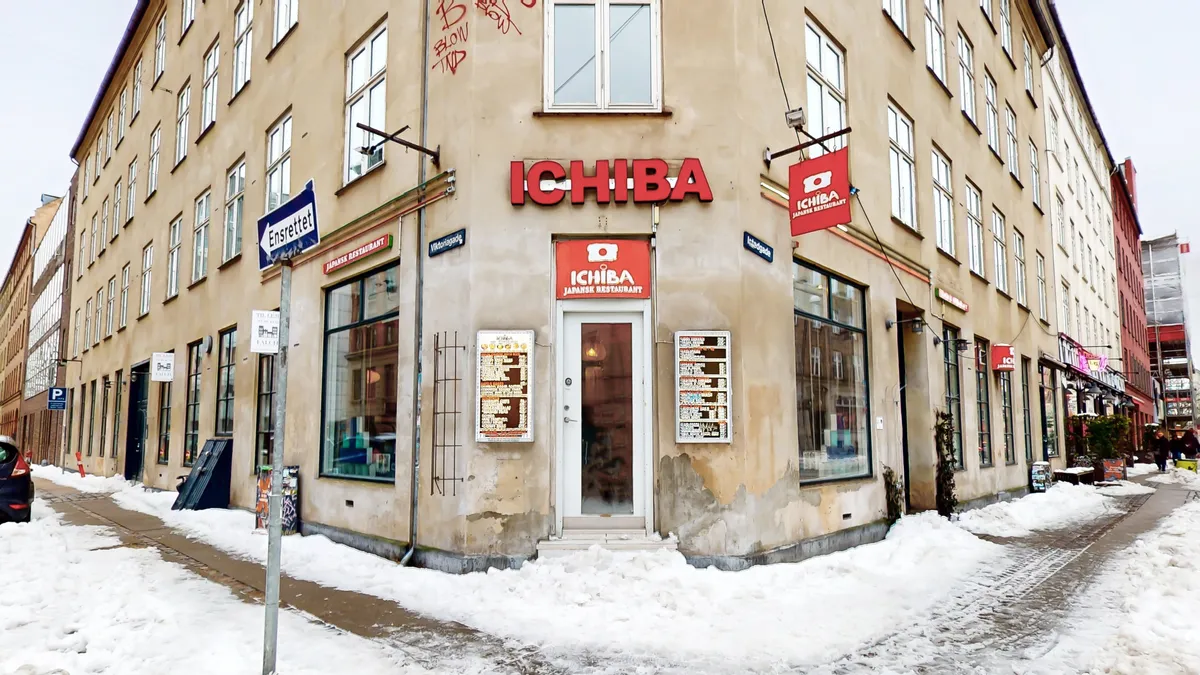 Rummeligt lejemål med restaurant på Vesterbro, Istedgade 25. Faciliteter med moderne interiør og udsigt til snebelagt gade. Alle faciliteter er velholdte med skilte for Ichiban Japanese Restaurant