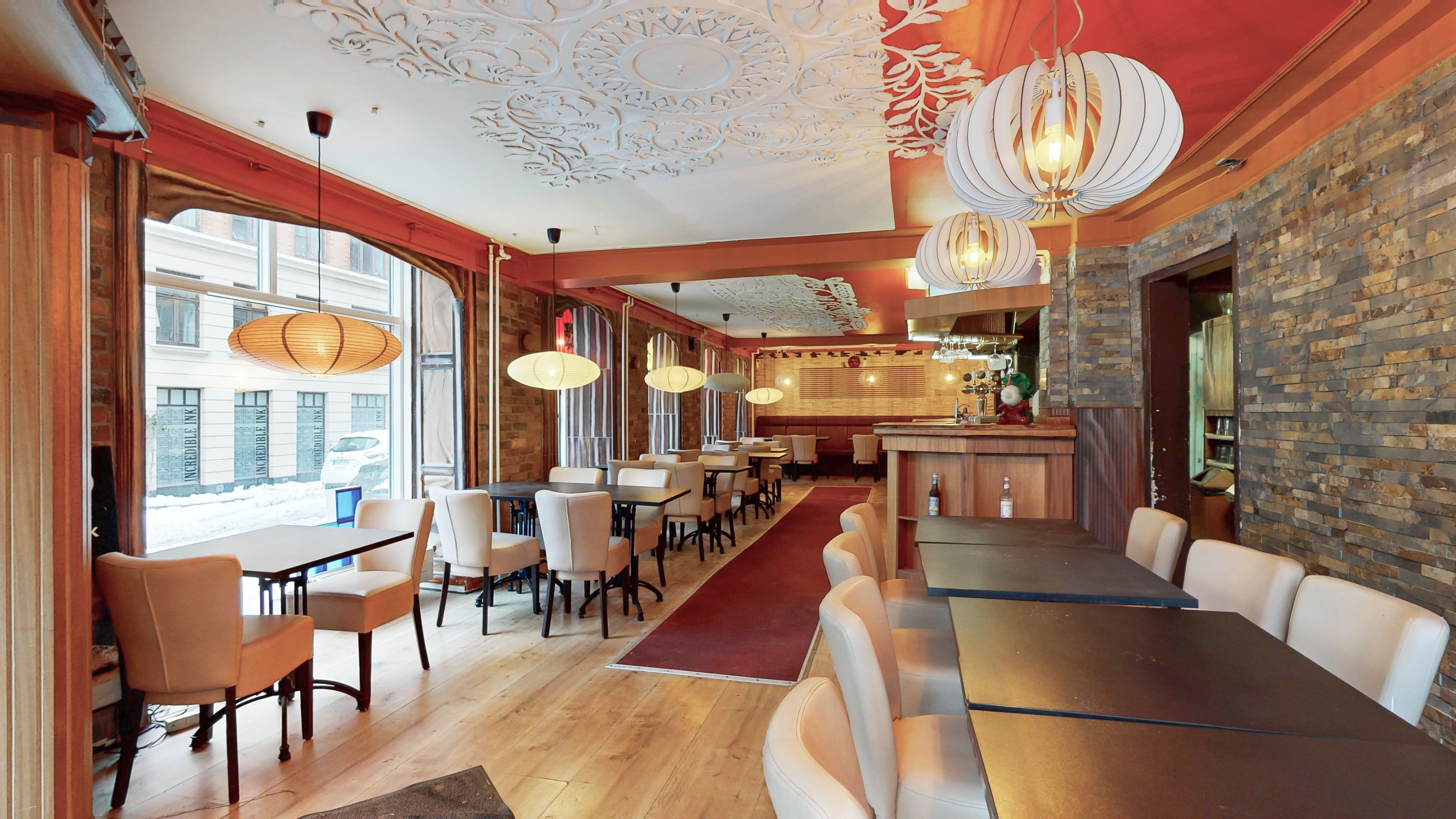 Indvendigt i restauranten er der borde, stole og lanterner. Loftet er udsmykket med lysekroner og en dekoreret udsmykning. Væggene er udformet med sten og der er en bar mod væggen