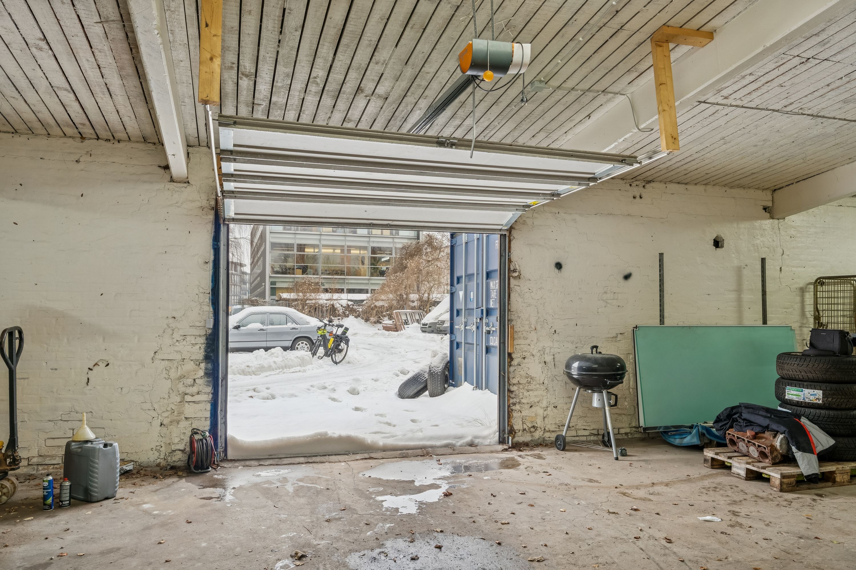 Koldt lager med garagedør og udstykning til leje. Lejemålet har snedækket og opbevaringsmuligheder i garagen. Adgang via port.
