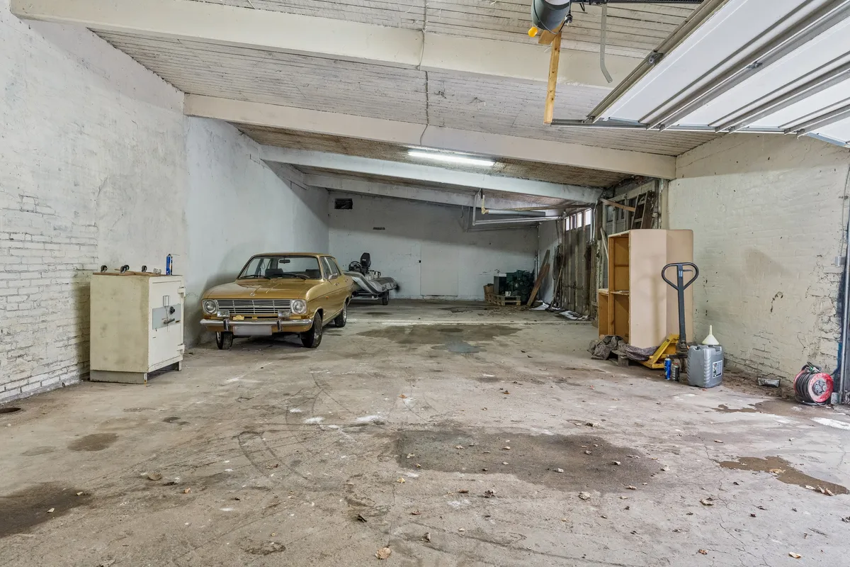 Lager med gulv, vægge, loft, bil, kassevogn, træboks, kassevogn, gulv, møbler, væskeflaske, slanger, træ, afløb og gulv.