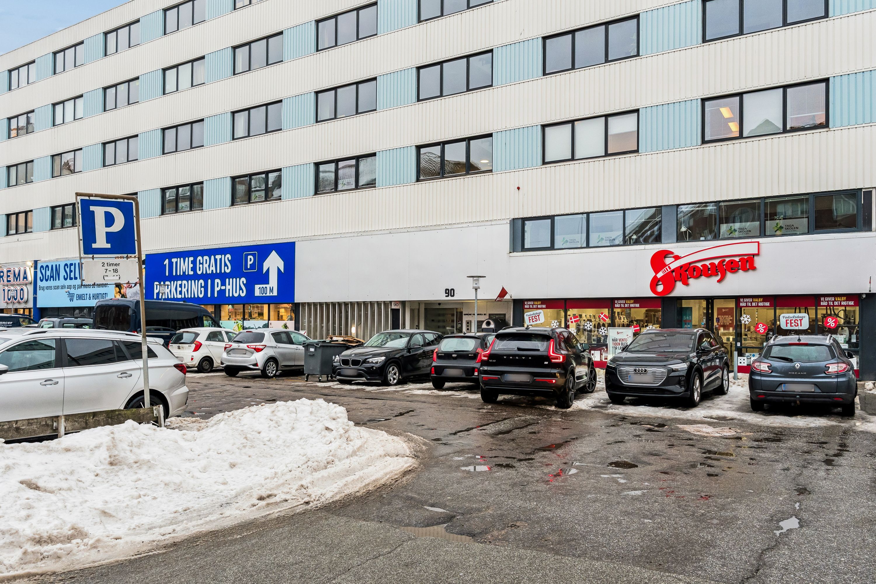 Kontorbyggeri med parkeringsplads foran og reklamebanner for Stor-Fresen og Søndre Fasanvej 90, 2500 Valby.