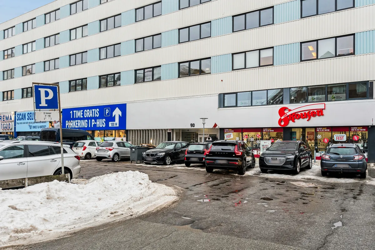 Kontorbyggeri med parkeringsplads foran og reklamebanner for Stor-Fresen og Søndre Fasanvej 90, 2500 Valby.