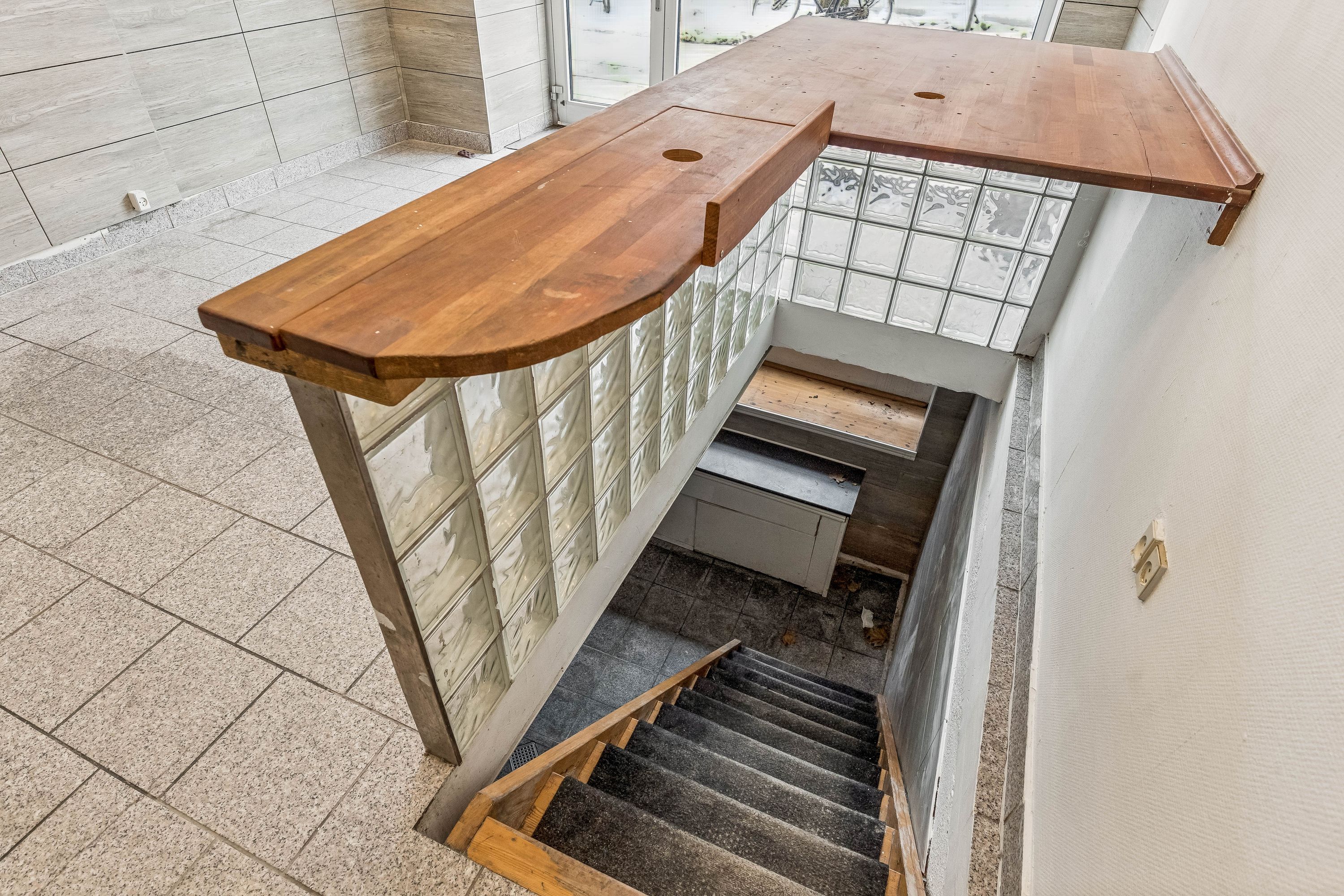 Tre trinned trappe forsynet med stige og stigehylster i træ og gulvbelægning af marmor og glas. Stigehylster i træ og glas med udstikning til stige.