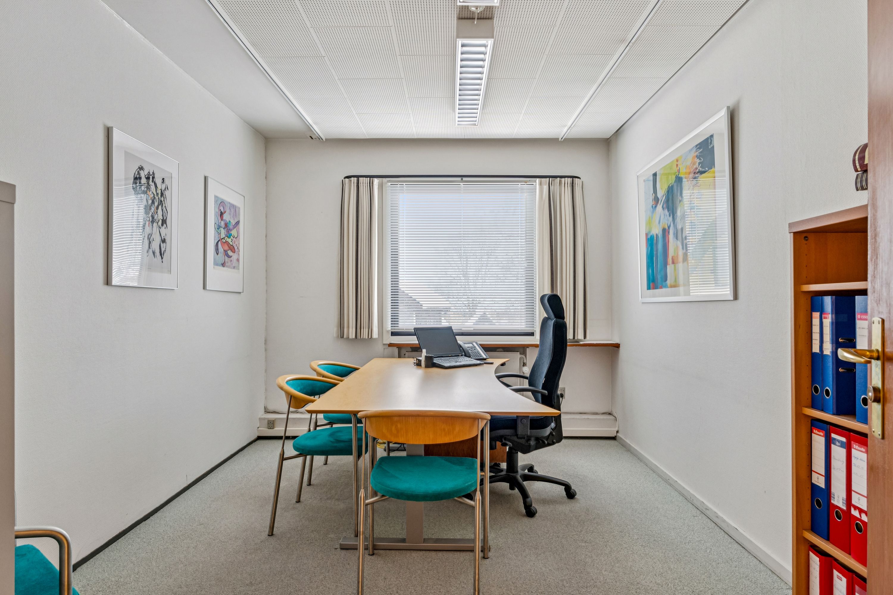 Kontor til leje med moderne møbler og lyse, hyggelige lokaler med udsigt til Hvidovre Torv, med komfortable sæder og lyse vægge