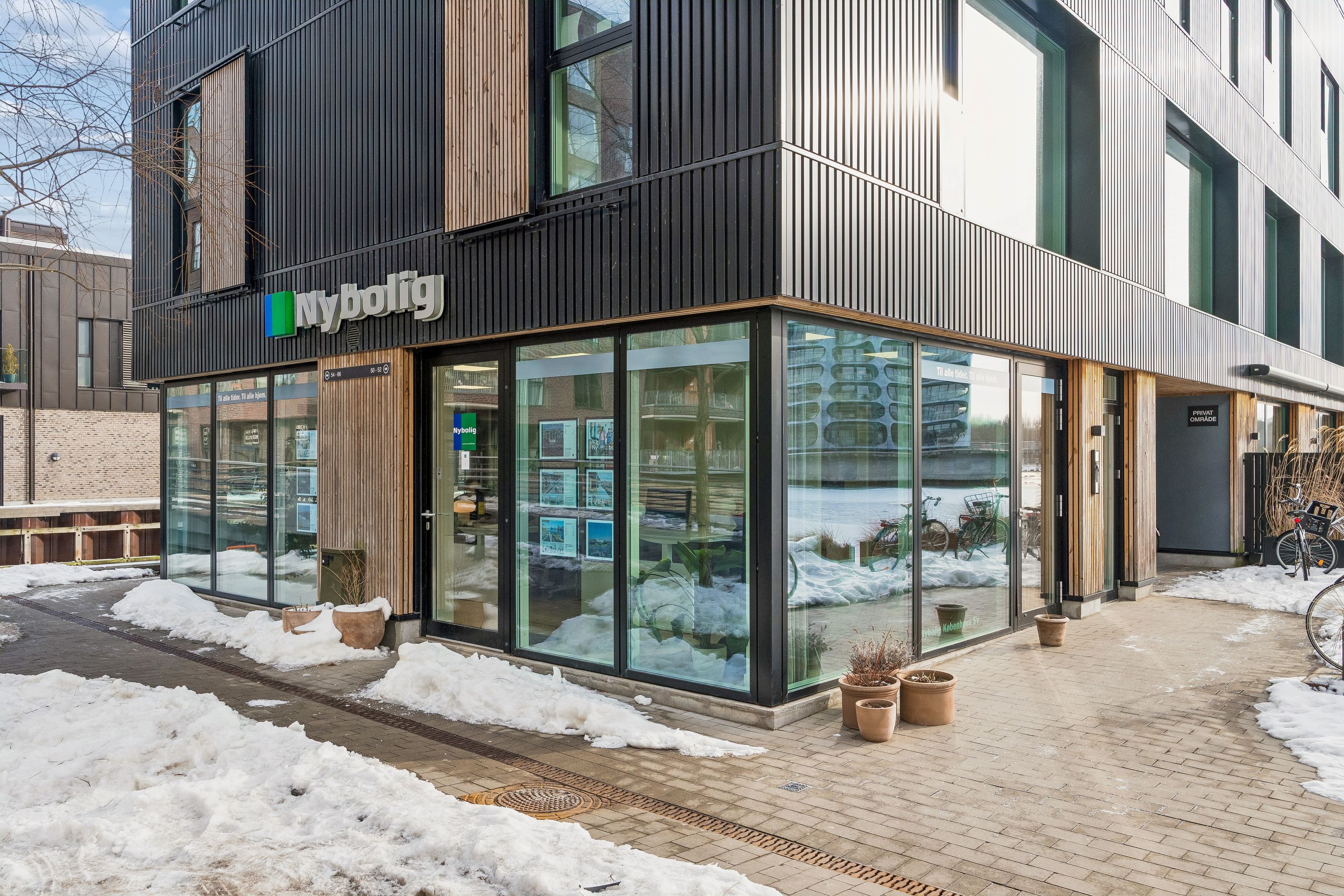 Butikslokaler til leje på Teglholmens Østkaj 50 med moderne design og glasvinduer. Yderst anvendelige erhvervslejemål på 50 m² i stueplan. Lejemålet er placeret i København SV