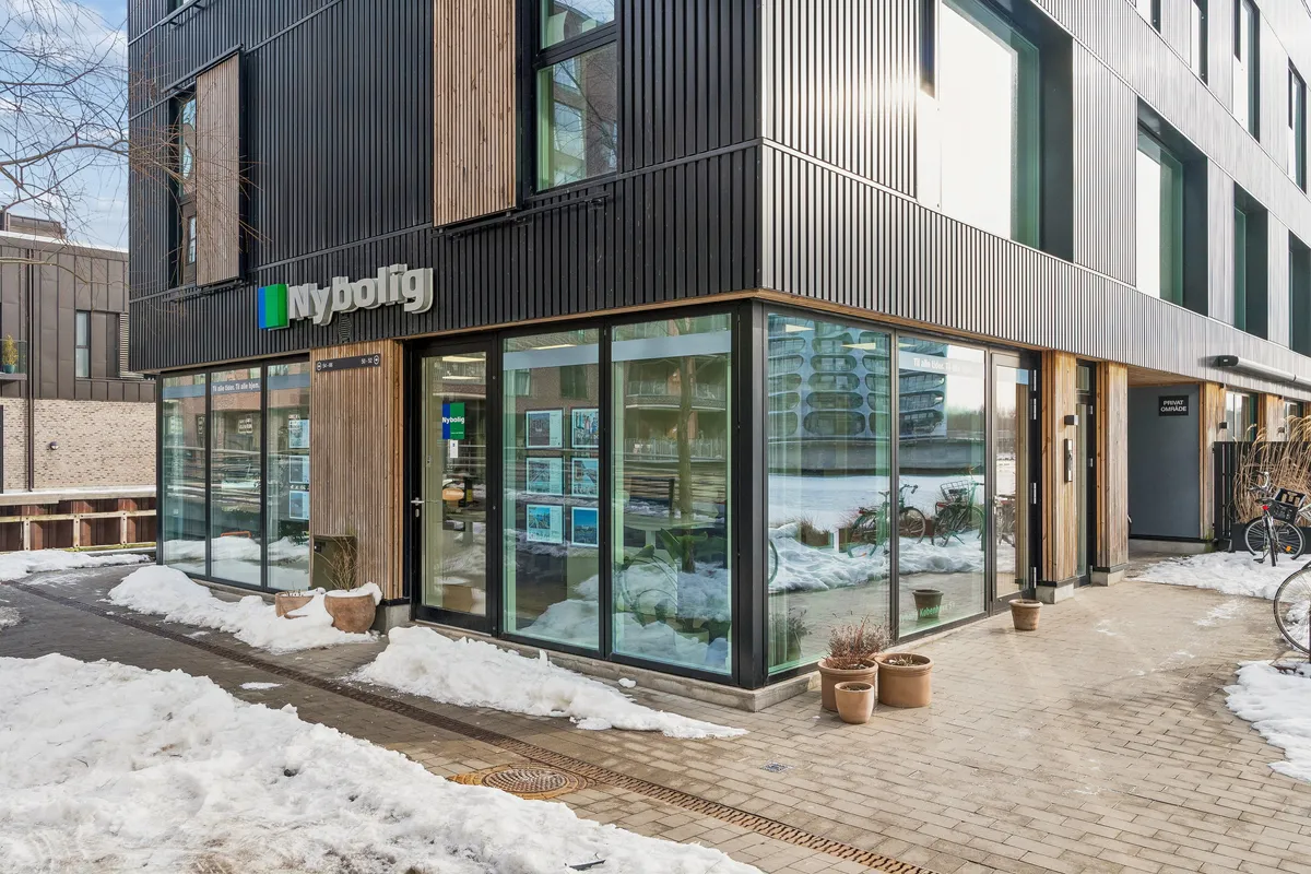 Butikslokaler til leje på Teglholmens Østkaj 50 med moderne design og glasvinduer. Yderst anvendelige erhvervslejemål på 50 m² i stueplan. Lejemålet er placeret i København SV