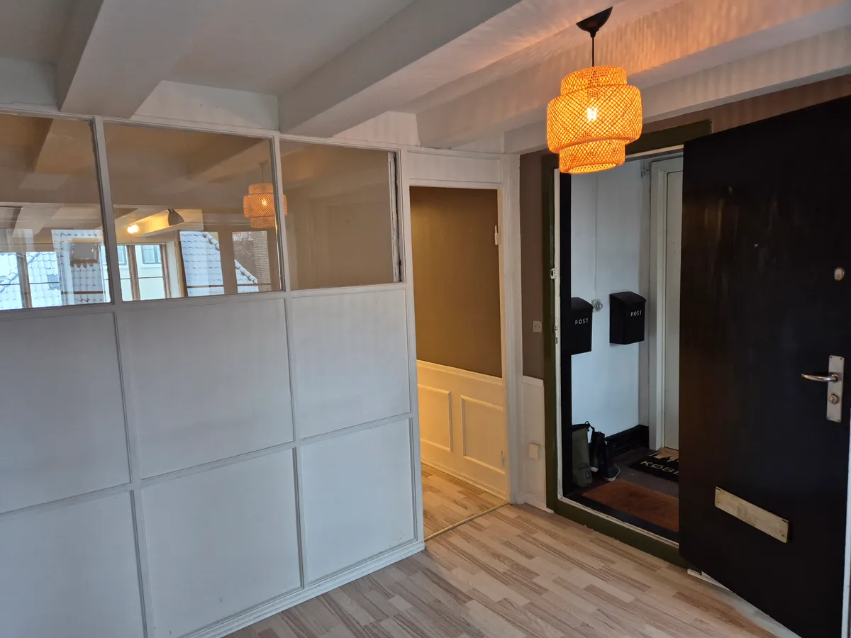 Lyst og moderne kontor med højt til loftet, lyse gulve og store vinduer med udsigt til byen. Gode muligheder for belysning og vind gennem de store vinduer