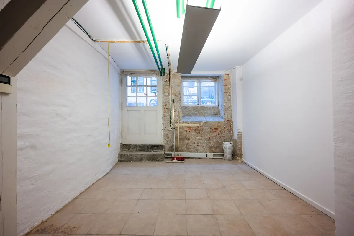 Lej mægtig loftet kælder til leje i København. Stående højde, lyse vinduer og højloftede rum, der inspirerer til skabende arbejde.