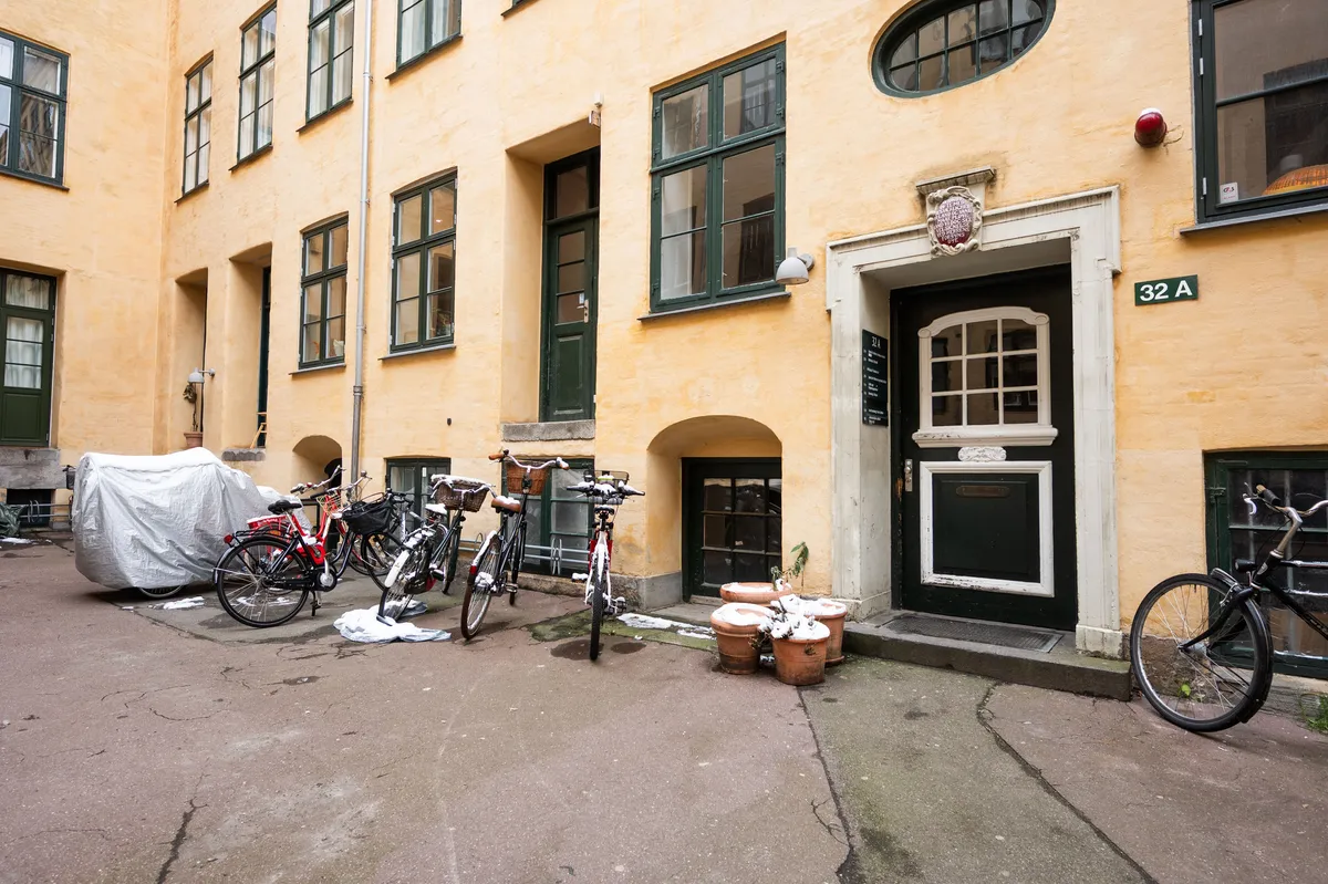 Lejlighed til leje i København, med flere cykler parkeret udenfor. Lejlighedsnummer 32A.