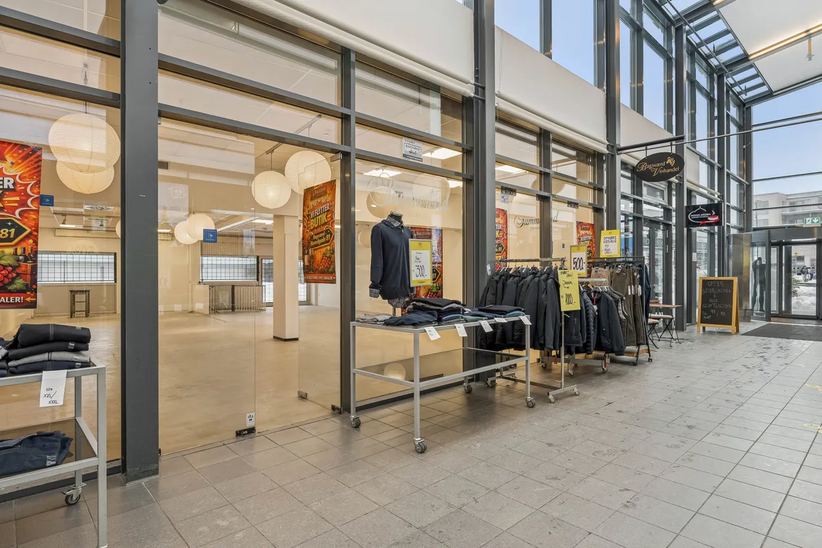 Store butikslokaler til leje i Bagsværd. Forskellige størrelser til rådighed, herunder 161 m² og 160 m² kælder. Markant udsalgsområde med moderne indretning og udsmykning.
