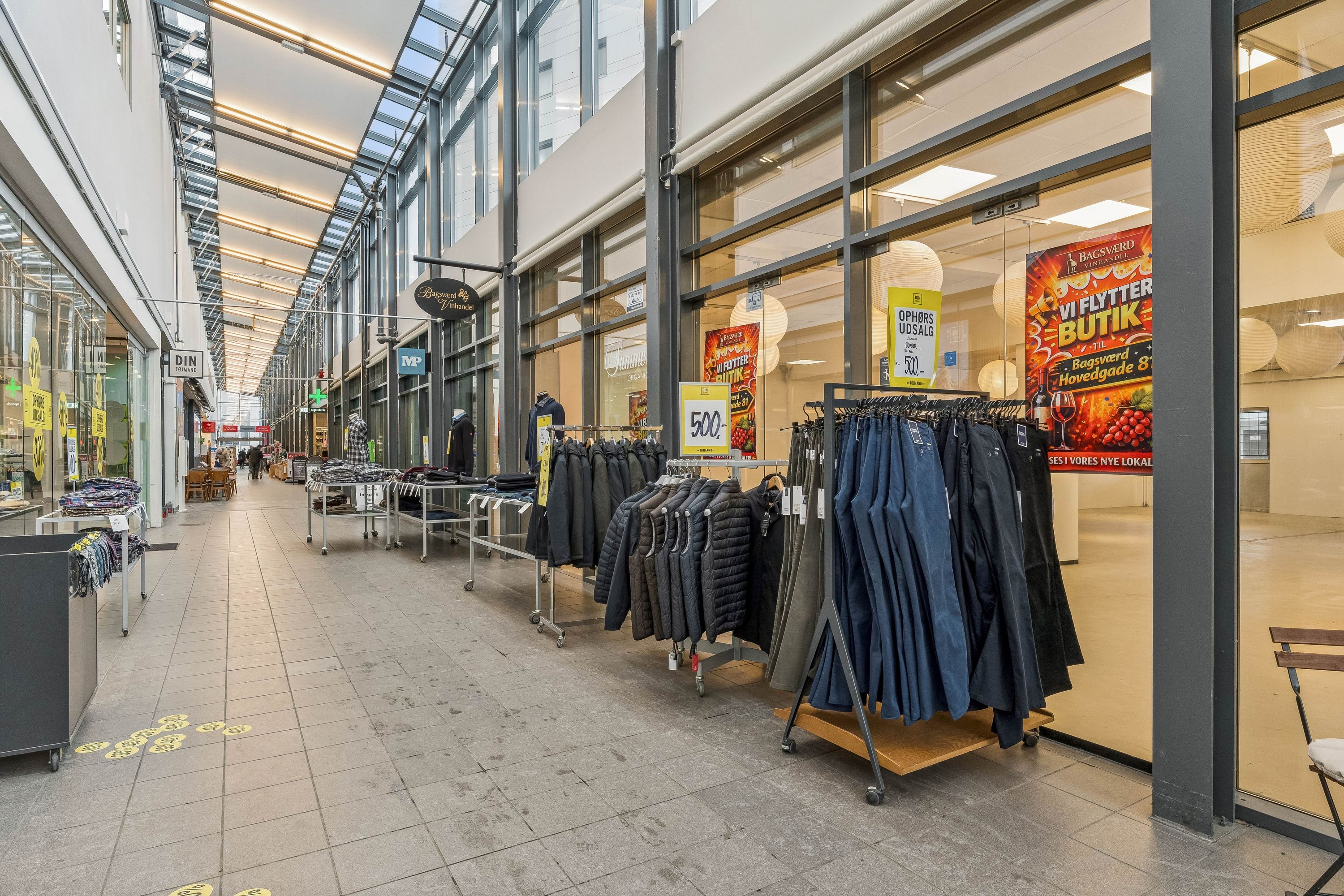 Butik med solsikkeguld og blå tøj samt rabatskilte med op til 50% rabat og skilte med Bagsværd i Bagsværd