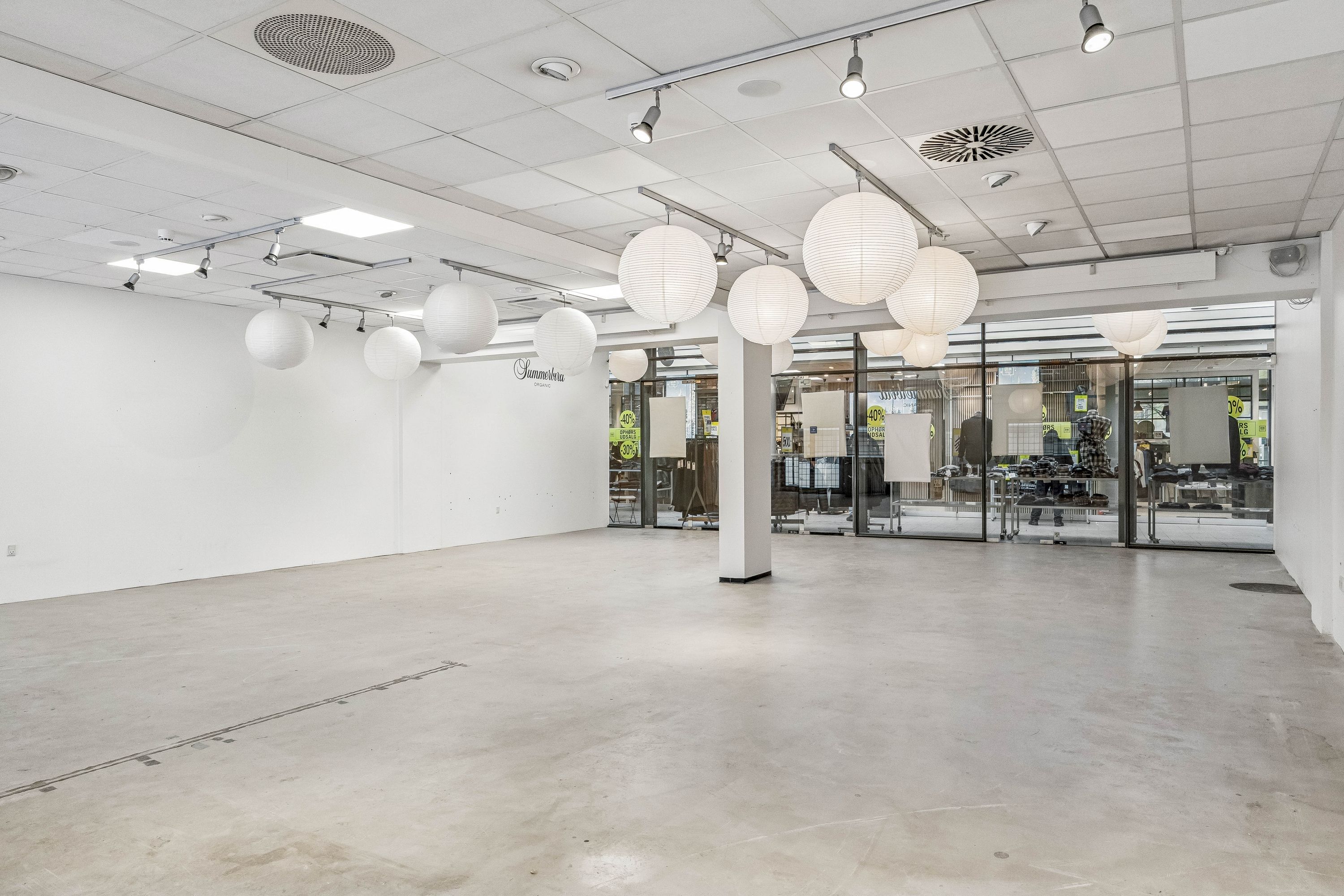 En stor og veludstyret butik med moderne udsmykning og store vinduer til leje på Bagsværd Hovedgade 126 st. B+C, 2880 Bagsværd