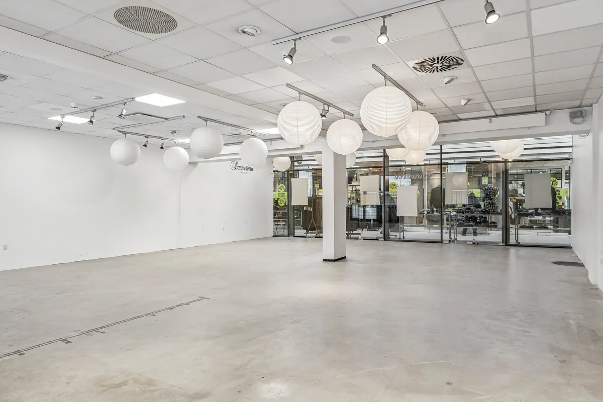En stor og veludstyret butik med moderne udsmykning og store vinduer til leje på Bagsværd Hovedgade 126 st. B+C, 2880 Bagsværd