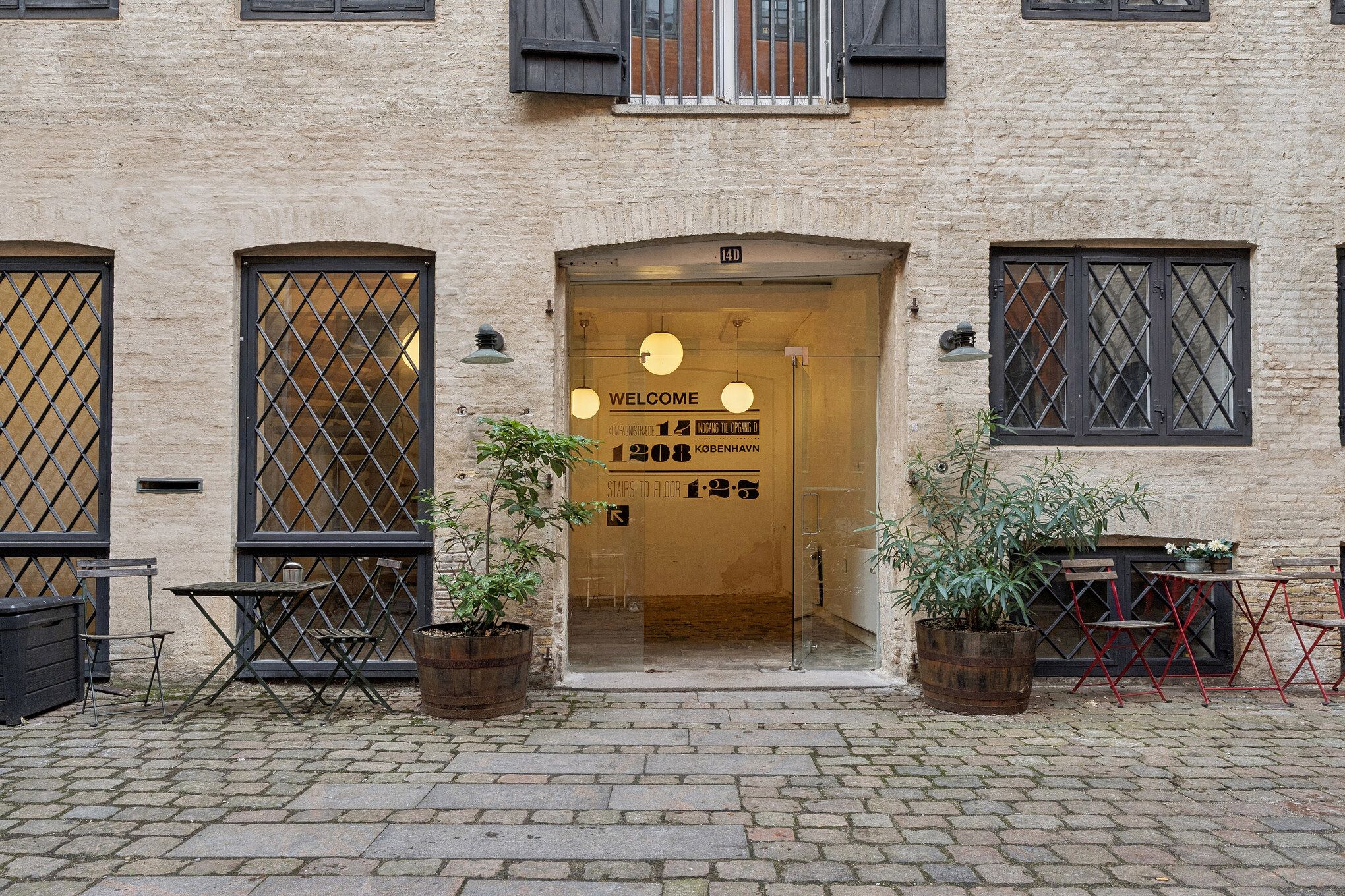 En stue lejes i et charmerende baghus i det hyggelige Strædet. Lejligheden har to stuer, lyse gulve og indvendige planter i tønder.