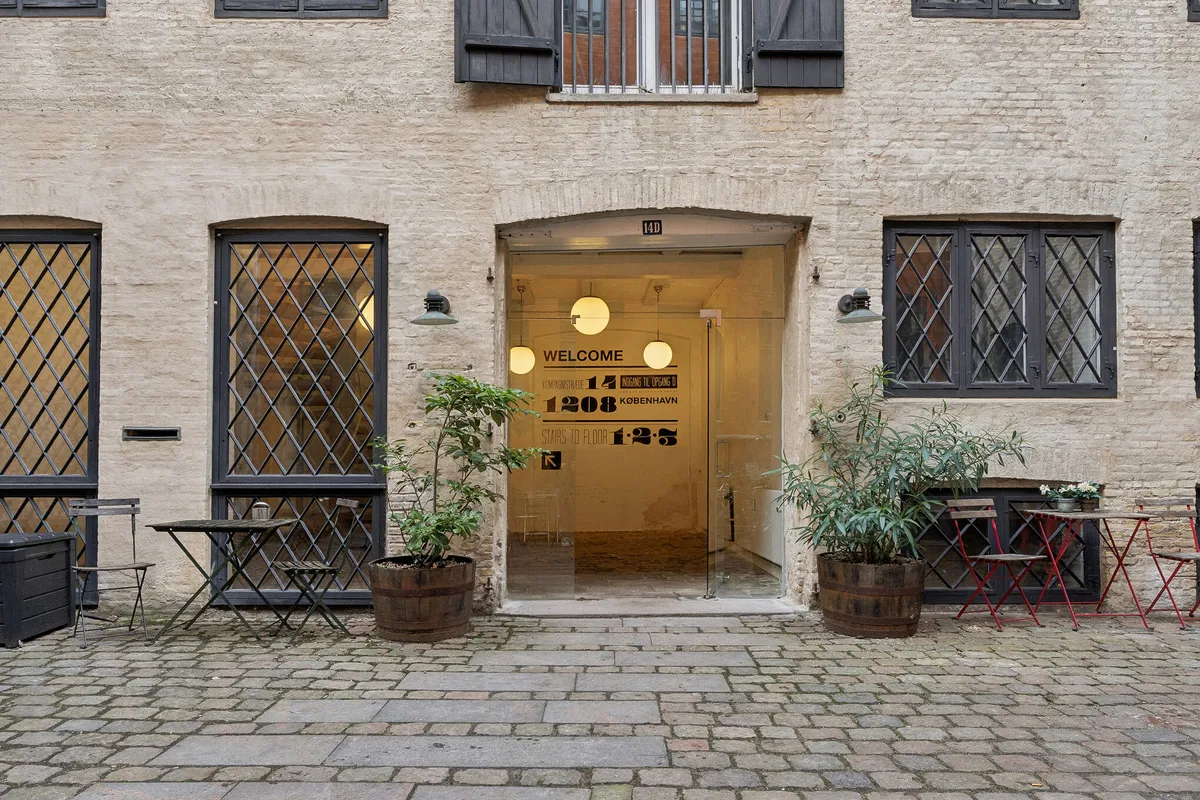 En stue lejes i et charmerende baghus i det hyggelige Strædet. Lejligheden har to stuer, lyse gulve og indvendige planter i tønder.