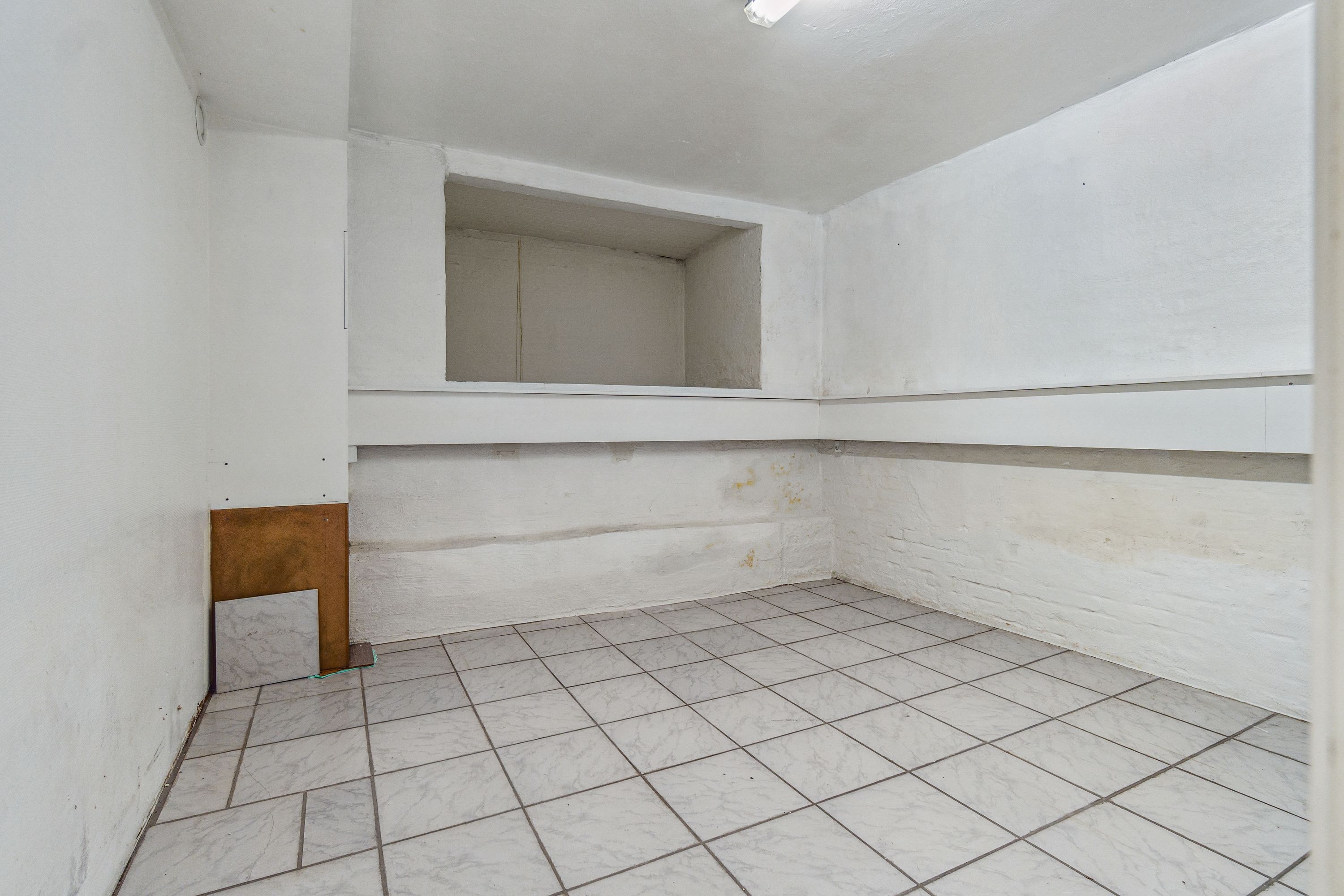 Store lokaler med marmorgulv og hvide vægge. Lokaler med højde til loftet. Lokaler med indbygget skab og mulighed for indbygget skur.