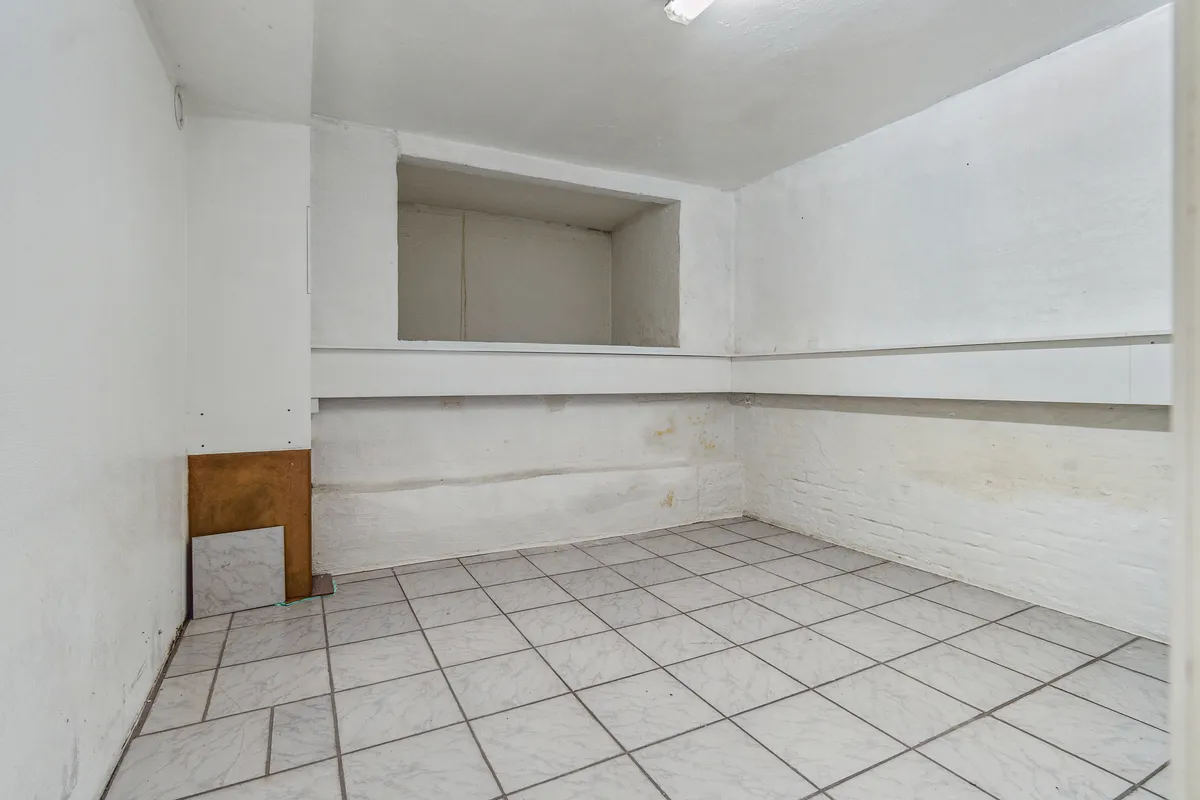 Store lokaler med marmorgulv og hvide vægge. Lokaler med højde til loftet. Lokaler med indbygget skab og mulighed for indbygget skur.