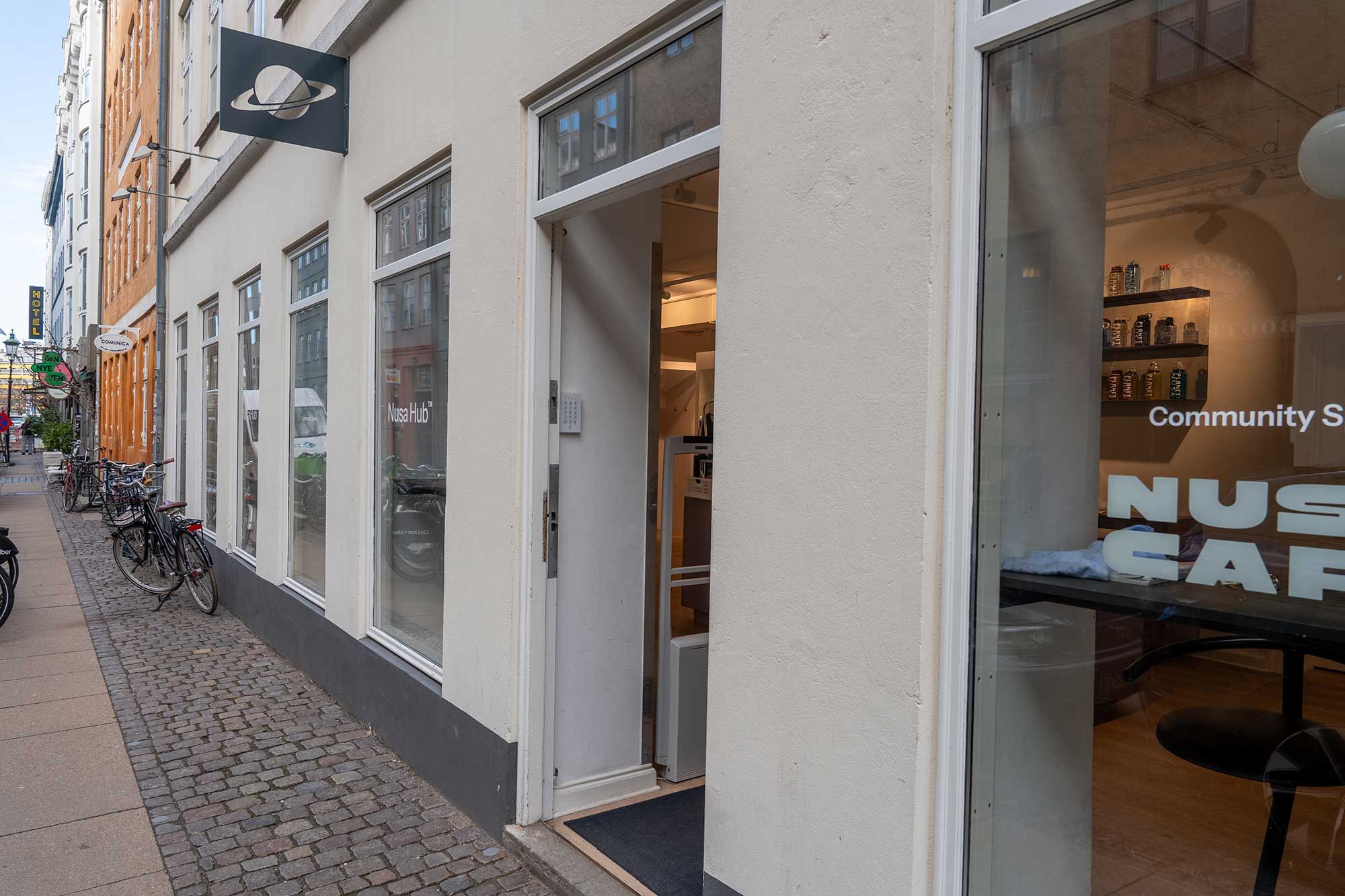 Butik i Latinerkvarteret med udsigt over cykler og glasruder med tekst og logo på Saturn.