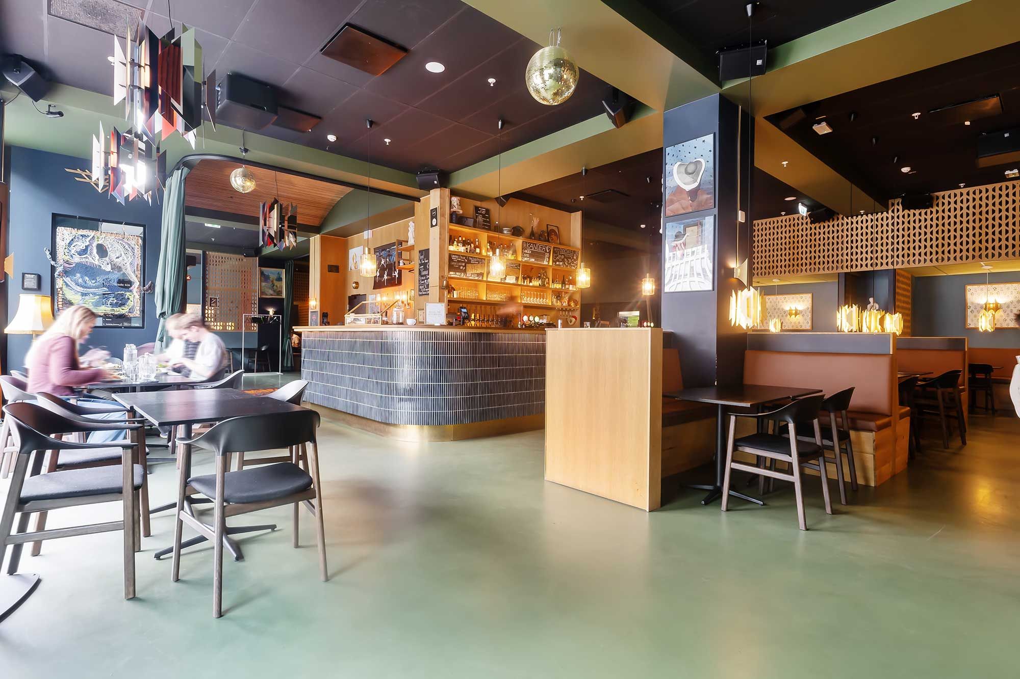 Selskab i baren med kaffe og øl i et kontor med lofter og moderne interiør. Lofterne er næsten 5 meter høje, og der er adgang til en fælles personalerestaurant.