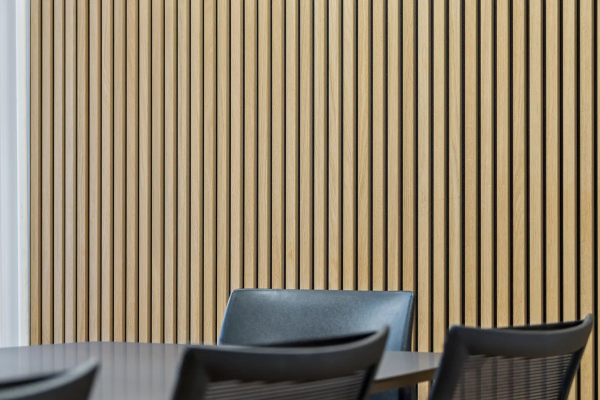 Lyst kontor med trævæg og bord og stole i stuen med et særligt design