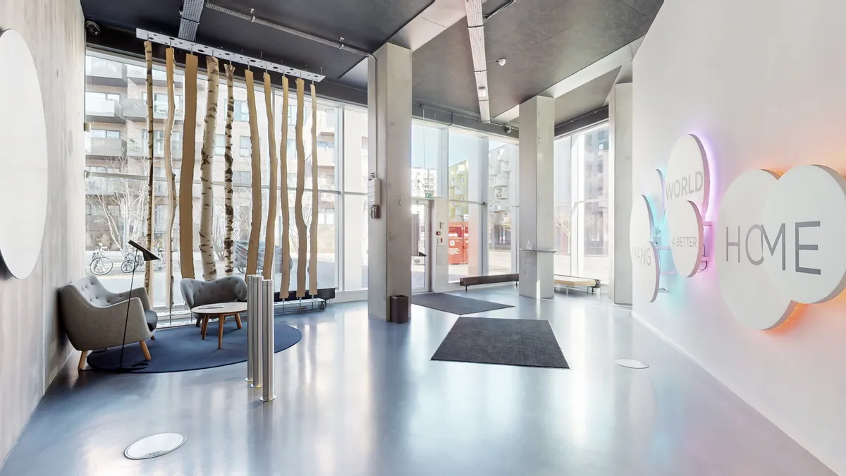 Markant og rummeligt erhvervslejemål med store vinduer og indretning med lyse og lyserøde farver