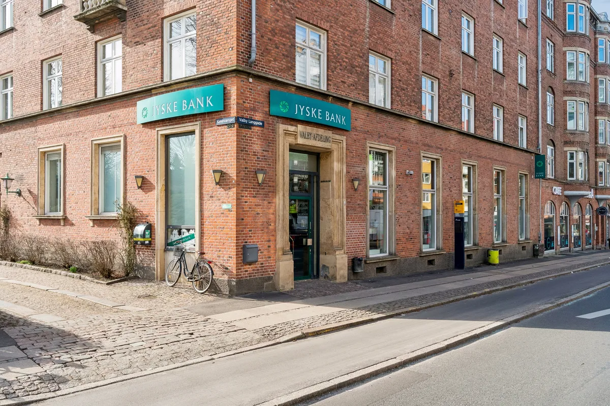 Lej møbleret erhvervslejemål i rødstenebygning i Valby. Lyse kontorer med store vinduer og parkeringsmuligheder. Indkørsel og gange ubesværet ad Valby Langgade.