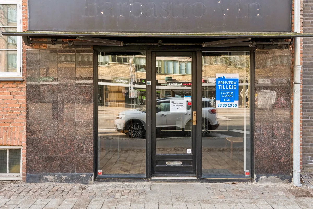 Butikstilbud i Kongens Lyngby, 2800, erhvervslejemål til leje på Lyngby Hovedgade 84A, st. 1. Opholdssted med glasdøre og glasruder