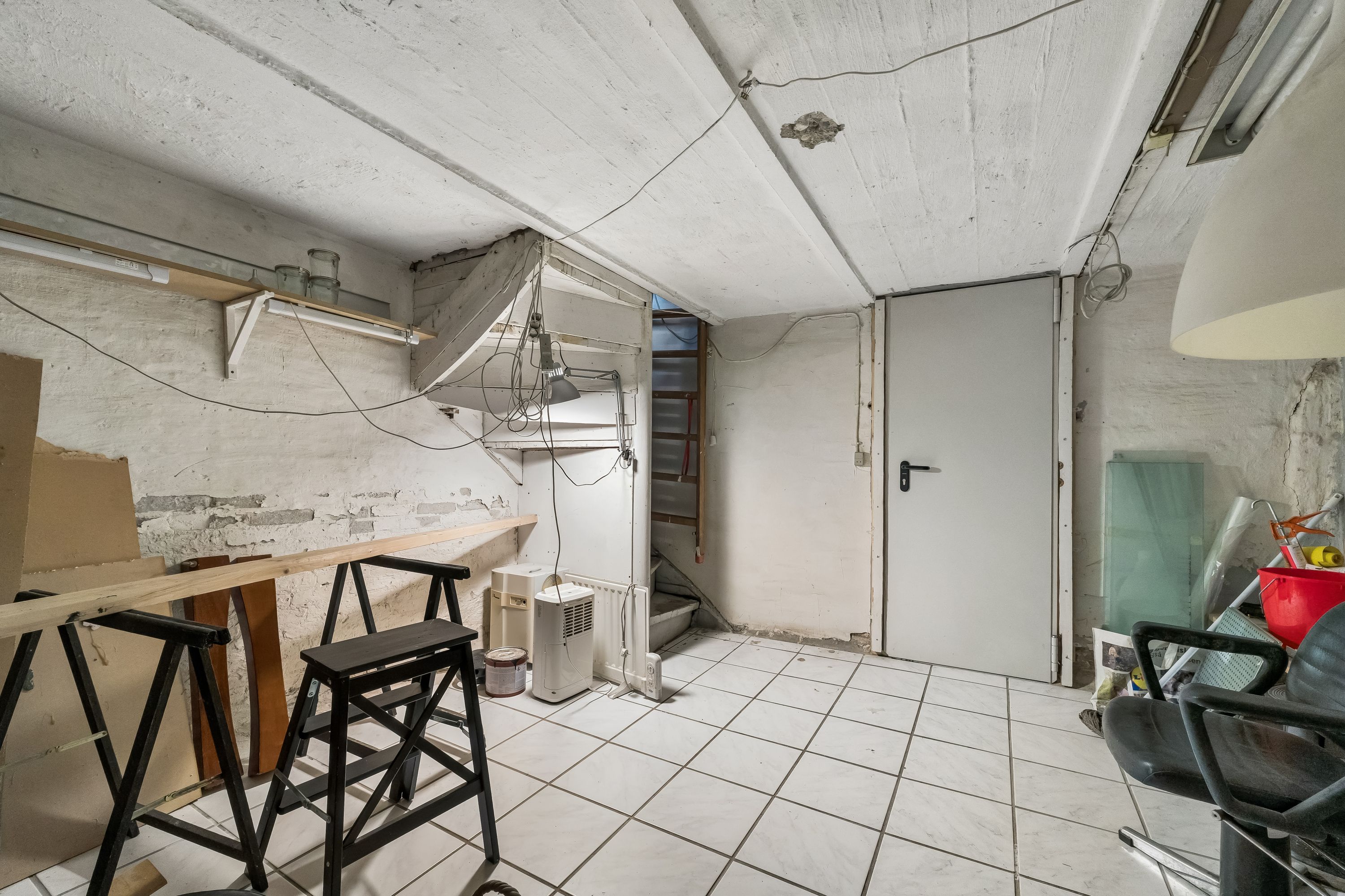 En lille butikslokale med terrasse og kælder til leje i Kongens Lyngby, med højloft og køkken.