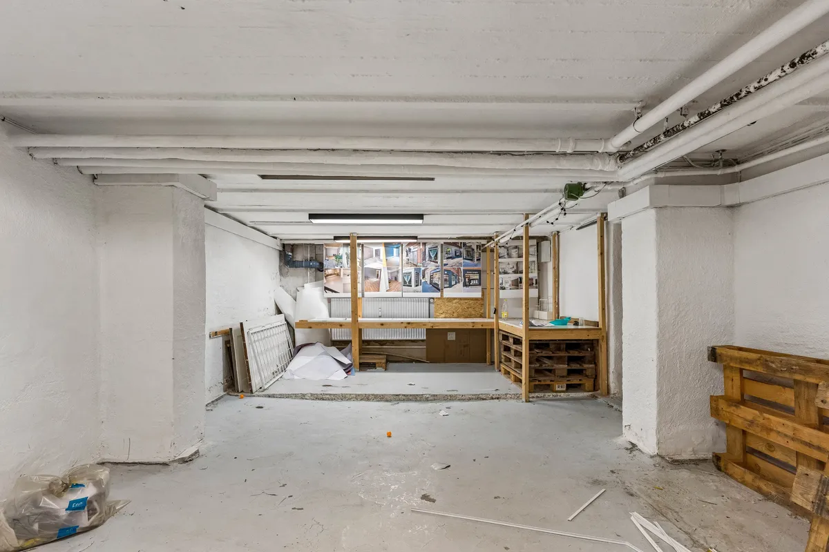 Ledig butik til leje på en synlig hjørneplacering på Lyngby Hovedgade med ubenyttet rum og skrald i baggrunden