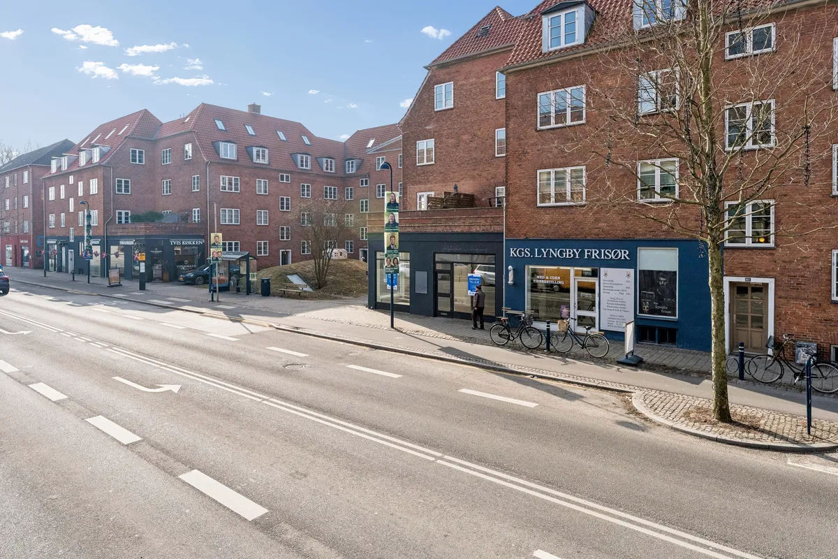 Hjørnebutik til leje på Lyngby Hovedgade 84B. Mange anvendelsesmuligheder for eksempel café, frisør og butik. Solrige vindue.