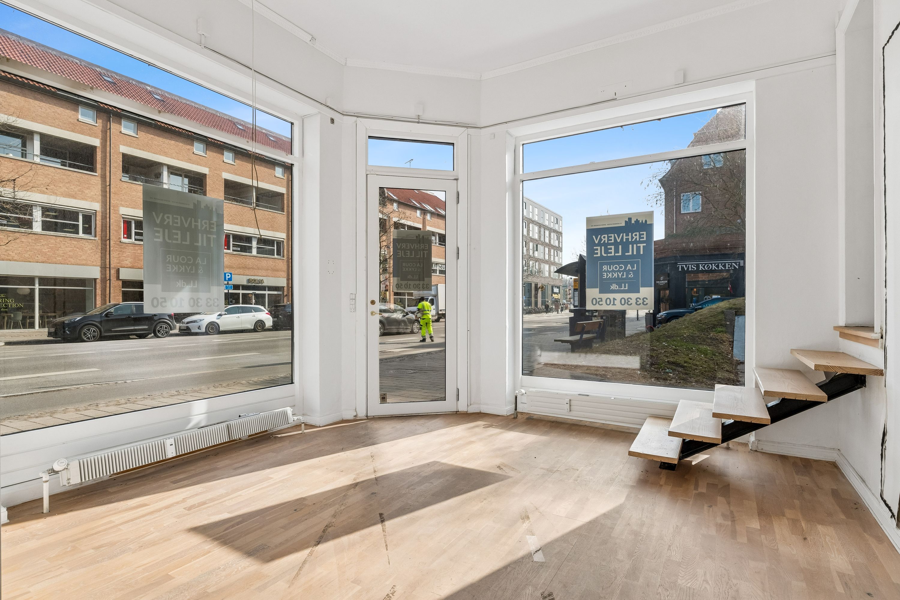 Lejlighed til leje på Lyngby Hovedgade 84B. Lejligheden er to værelser med fuldt renoveret køkken og badeværelse. Der er smukke trægulve og store vinduer