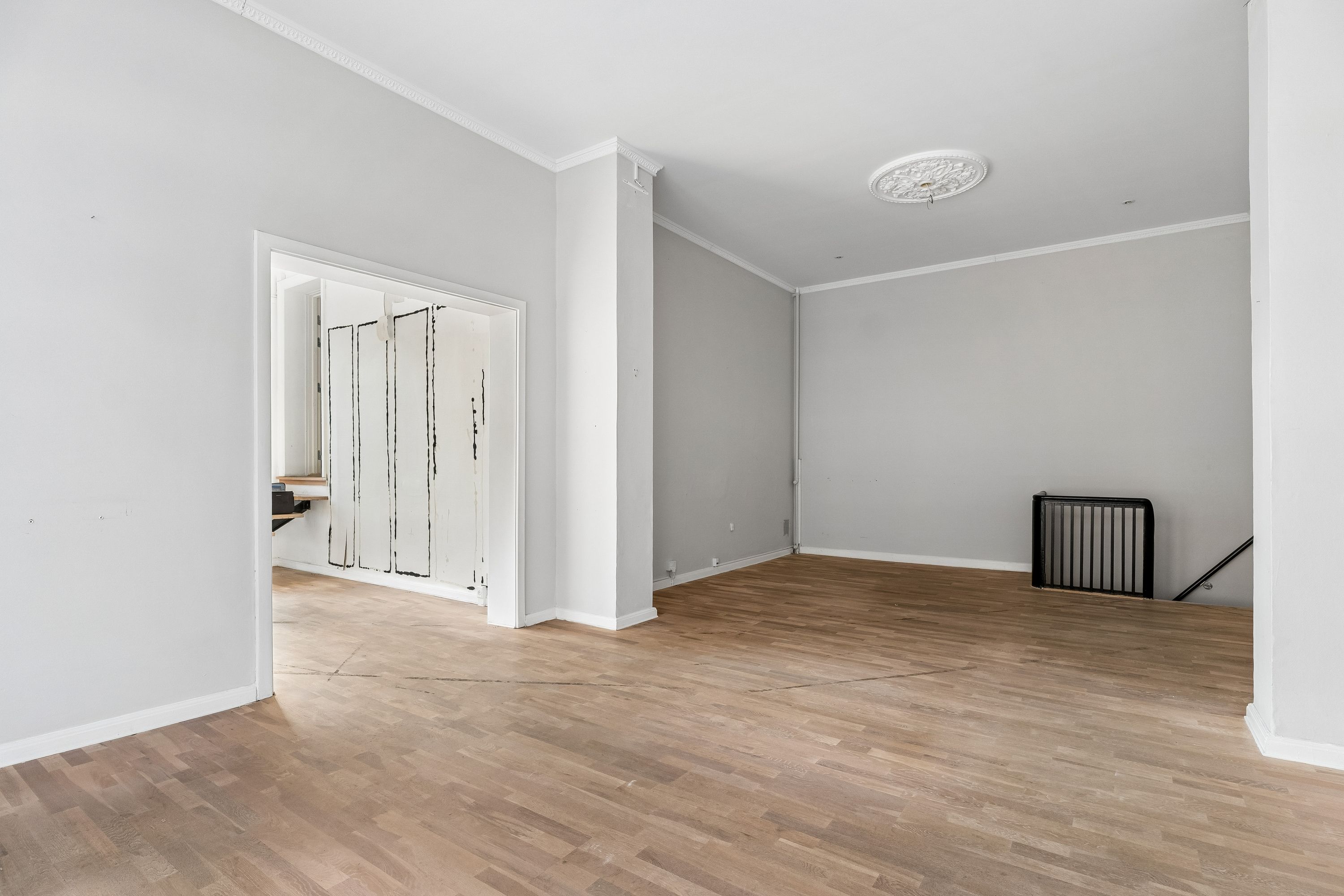 Lej en lukket butikslokal med høj profil på skarpt hjørne på Lyngby Hovedgade. Ingen møbler, højt til loftet og trægulv.