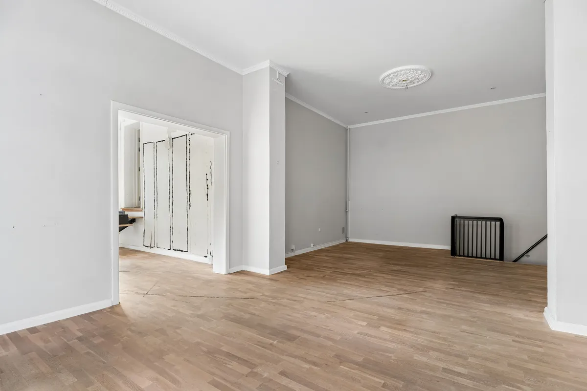 Lej en lukket butikslokal med høj profil på skarpt hjørne på Lyngby Hovedgade. Ingen møbler, højt til loftet og trægulv.
