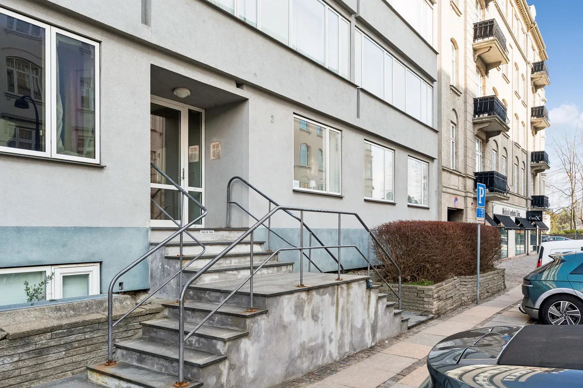 Kontor til leje på Aurehøjvej 2 i Hellerup med flotte vinduer og metalhåndtag på trapperne til indgangen