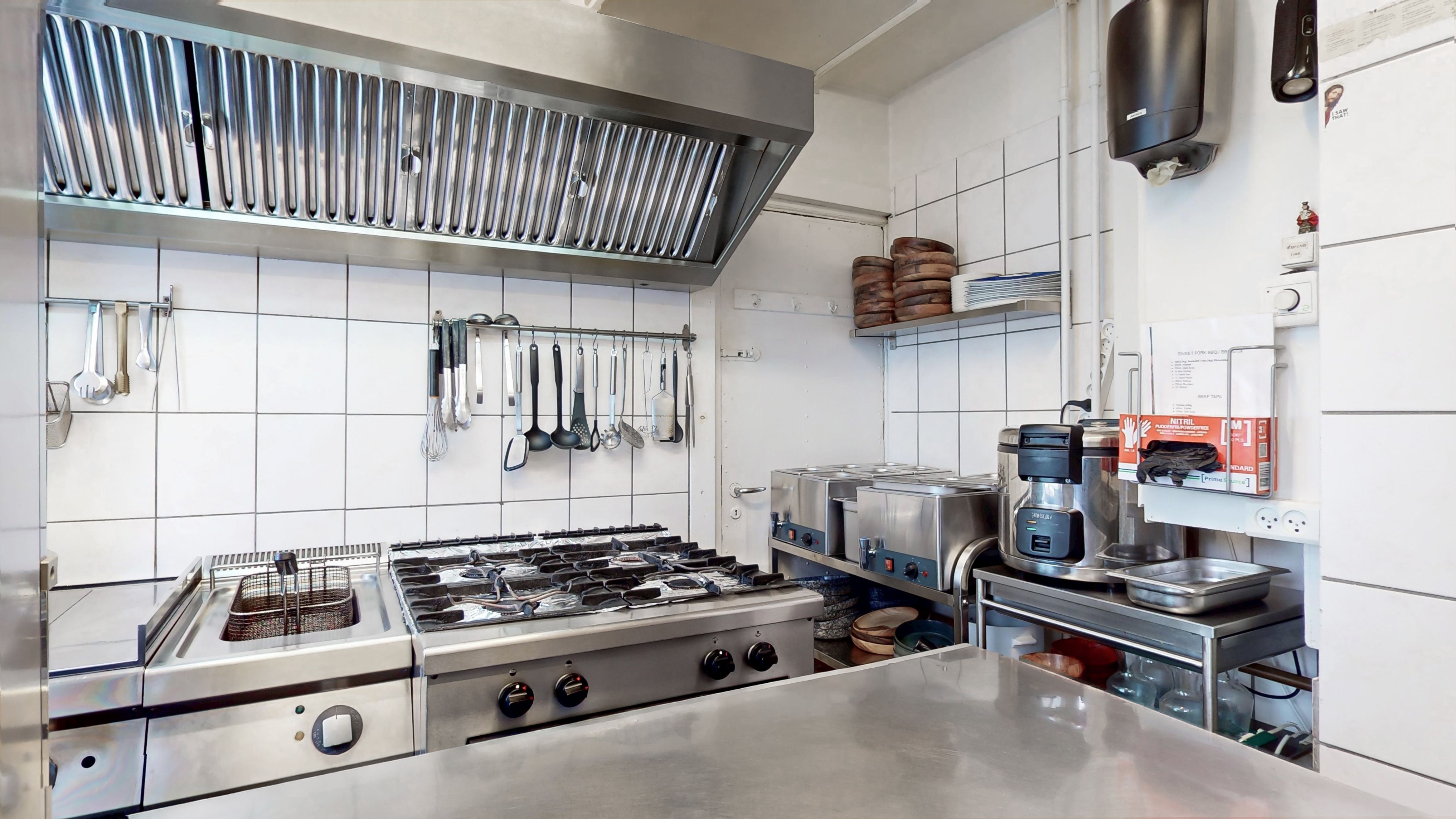 Alt for et veludstyret køkken med moderne gaskomfur og komfur, spisestue med spisestuebord og køleskab og udstyret med vaskemaskine, tørretumbler, slikningsmaskine og kaffemaskine