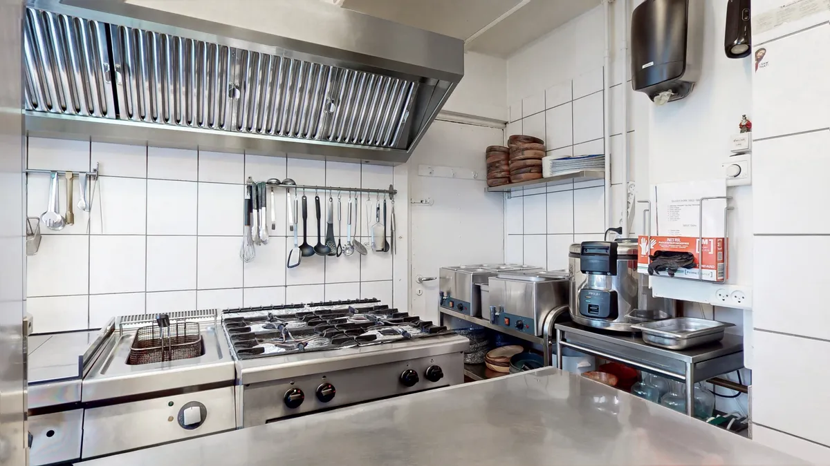 Alt for et veludstyret køkken med moderne gaskomfur og komfur, spisestue med spisestuebord og køleskab og udstyret med vaskemaskine, tørretumbler, slikningsmaskine og kaffemaskine