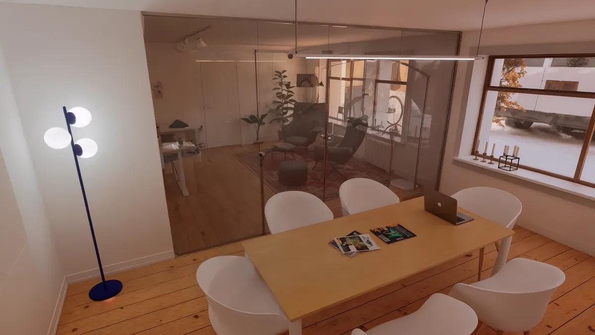 Kontor på 37 kvm med møbler og lysekroner, hvor der er plads til flere mennesker. Der er et trægulv, og det er let at se igennem glasvæggene.