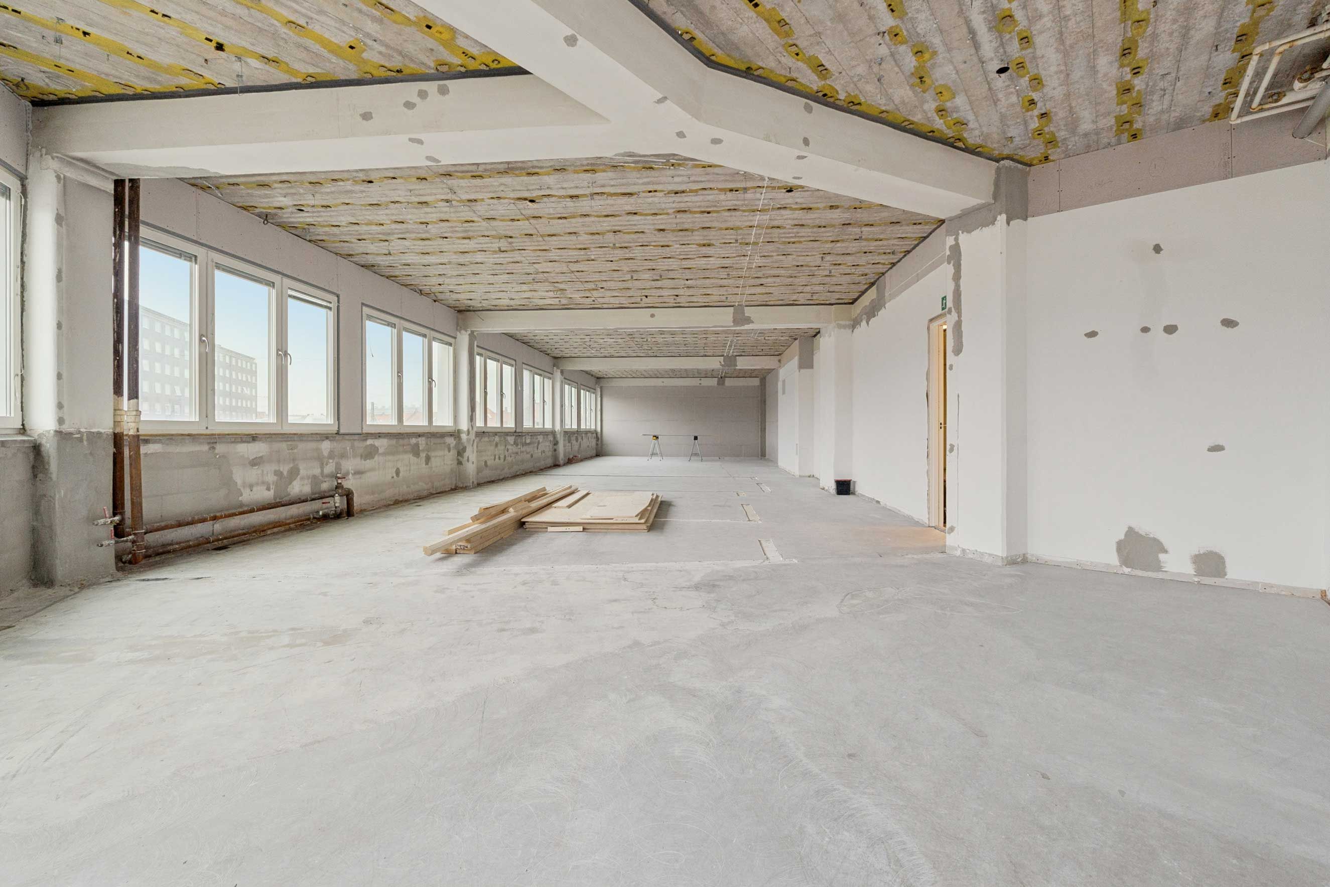 Lyst og nyistandsat laboratorie med kontor på Rønnegade 4 i København Ø. Store vinduer med udsigt til byen. Betongulve og ren design.