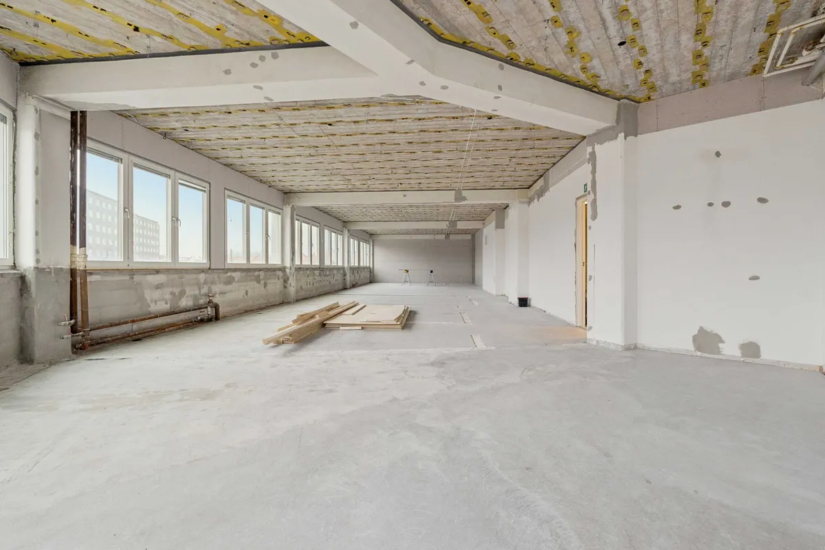 Lyst og nyistandsat laboratorie med kontor på Rønnegade 4 i København Ø. Store vinduer med udsigt til byen. Betongulve og ren design.