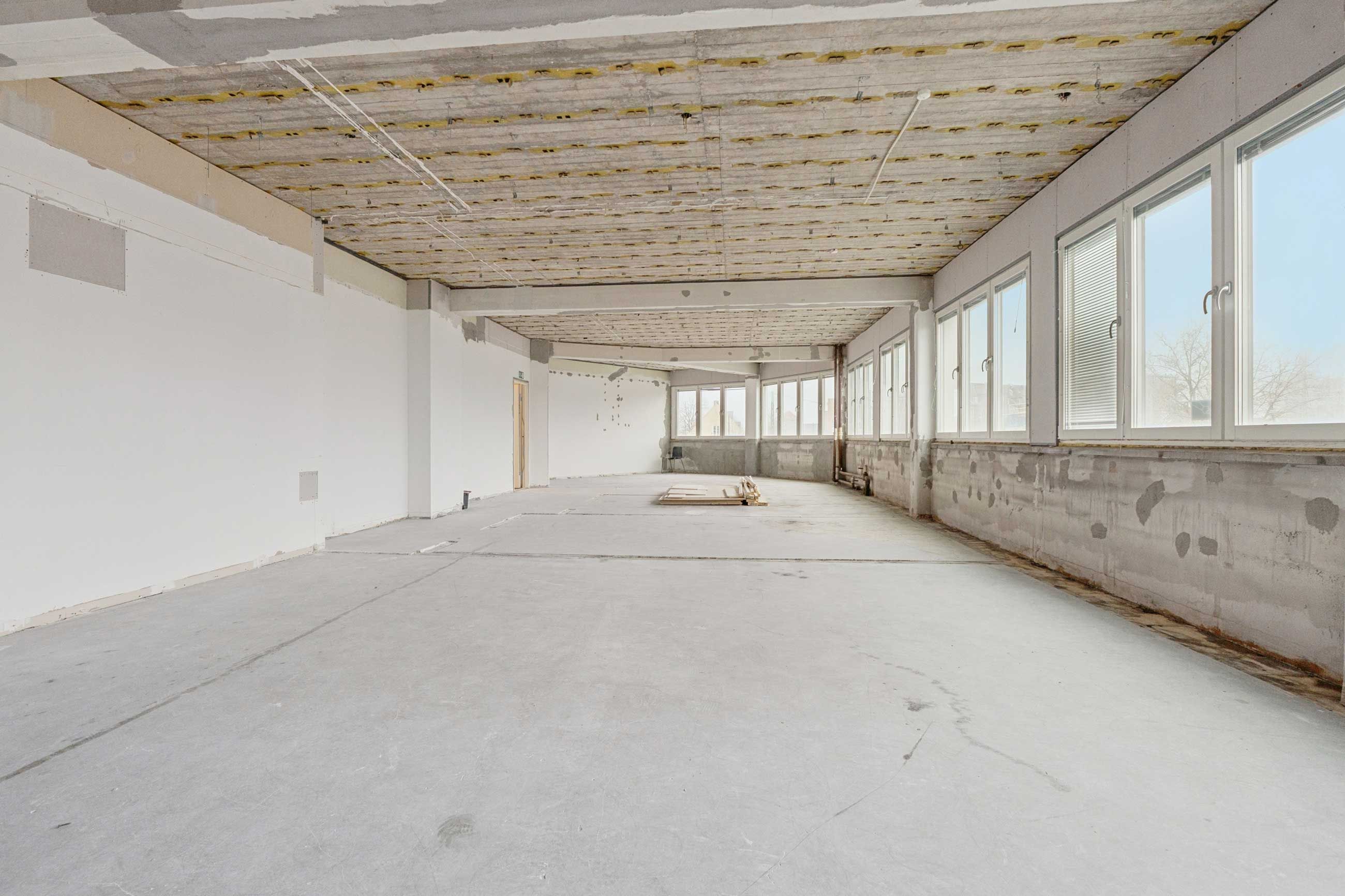 Lyst og nyistandsat laboratorie med kontor på Rønnegade 4, København Ø. Møbelfri lejlighed med hvidt gulv og vægge samt glasvinduer med solskærme