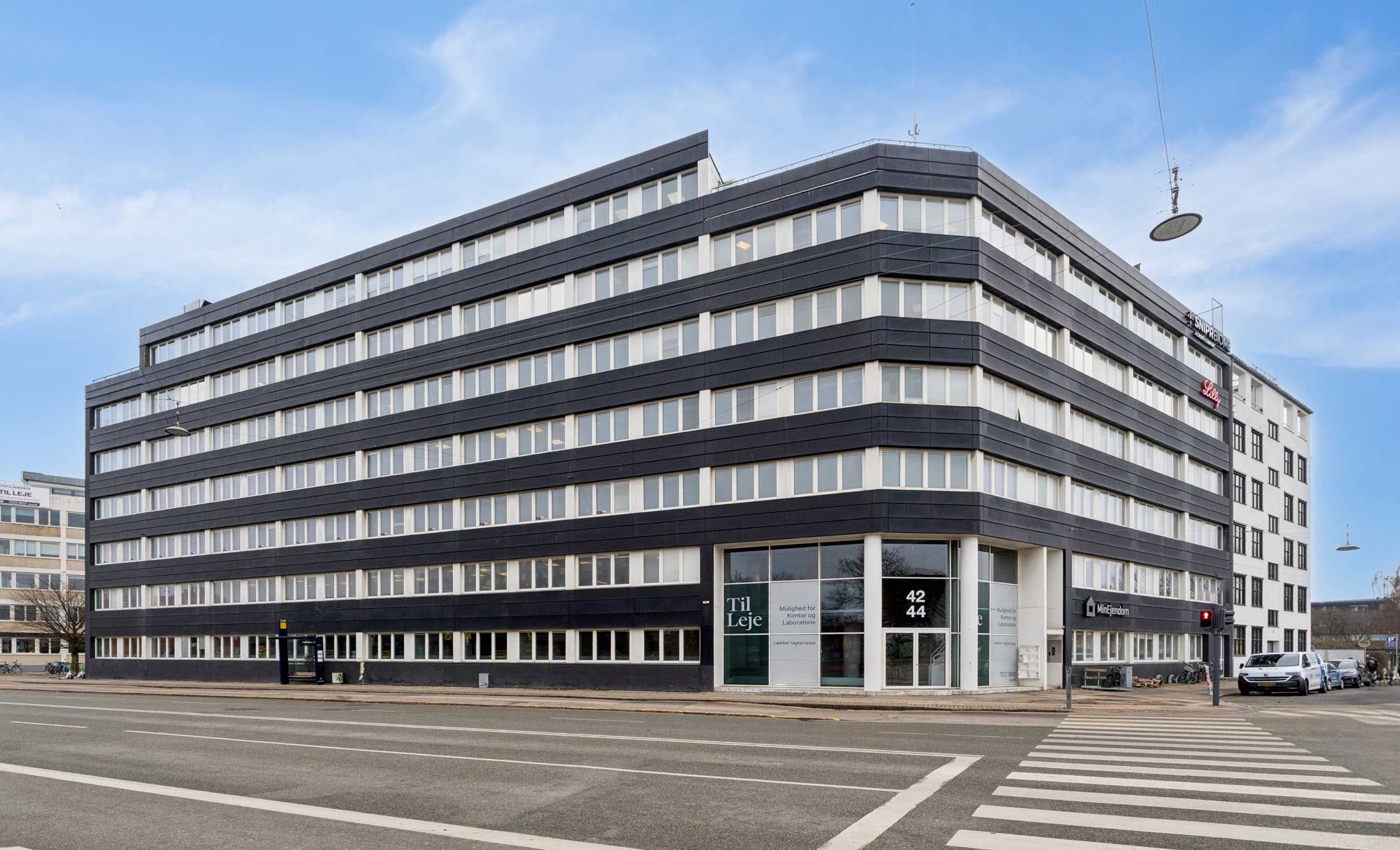 Laboratorie og kontor med moderne design på Rønnegade 4 i København Ø. Bygningen er nyt og godt vedligeholdt med høj kvalitet og stil. Parkering og tæt på offentlig transport.