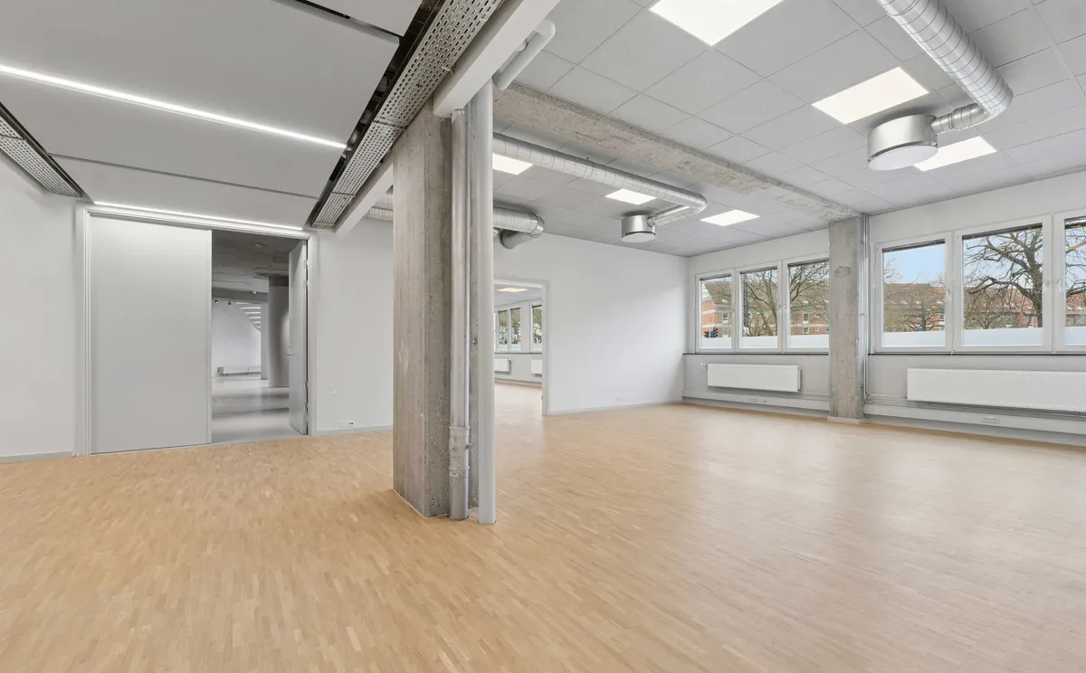 Lej en stor, fuldblotet stue til leje på Rønnegade 4 i København Ø. Kontoret er nyrenoveret med lyse vinkler og masser af vinduer til masser af lys.