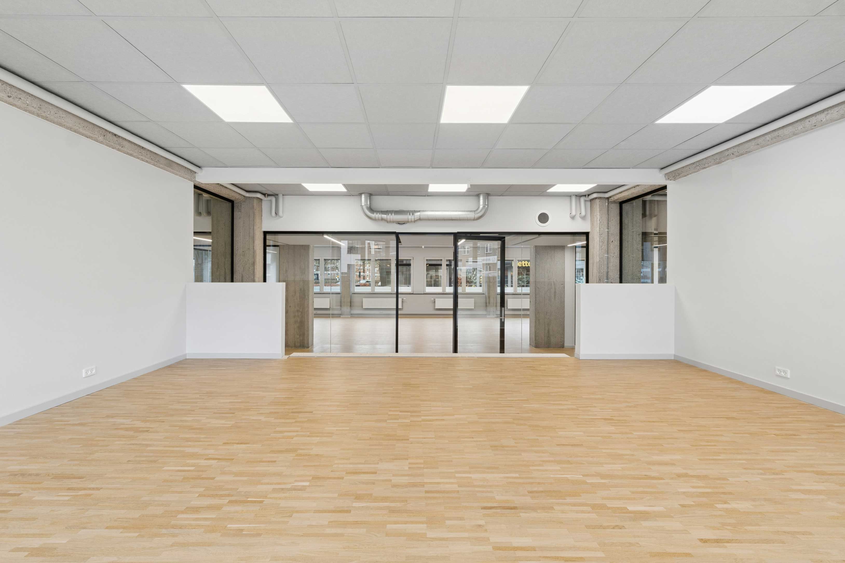 Kontoret på Rønnegade 4 er fuldt udstyret med højkvalitets trægulve og store glasdøre. Der er lyse gulv-til-lofts-vinduer med udsigt til byen.