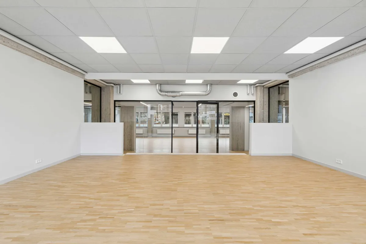 Kontoret på Rønnegade 4 er fuldt udstyret med højkvalitets trægulve og store glasdøre. Der er lyse gulv-til-lofts-vinduer med udsigt til byen.