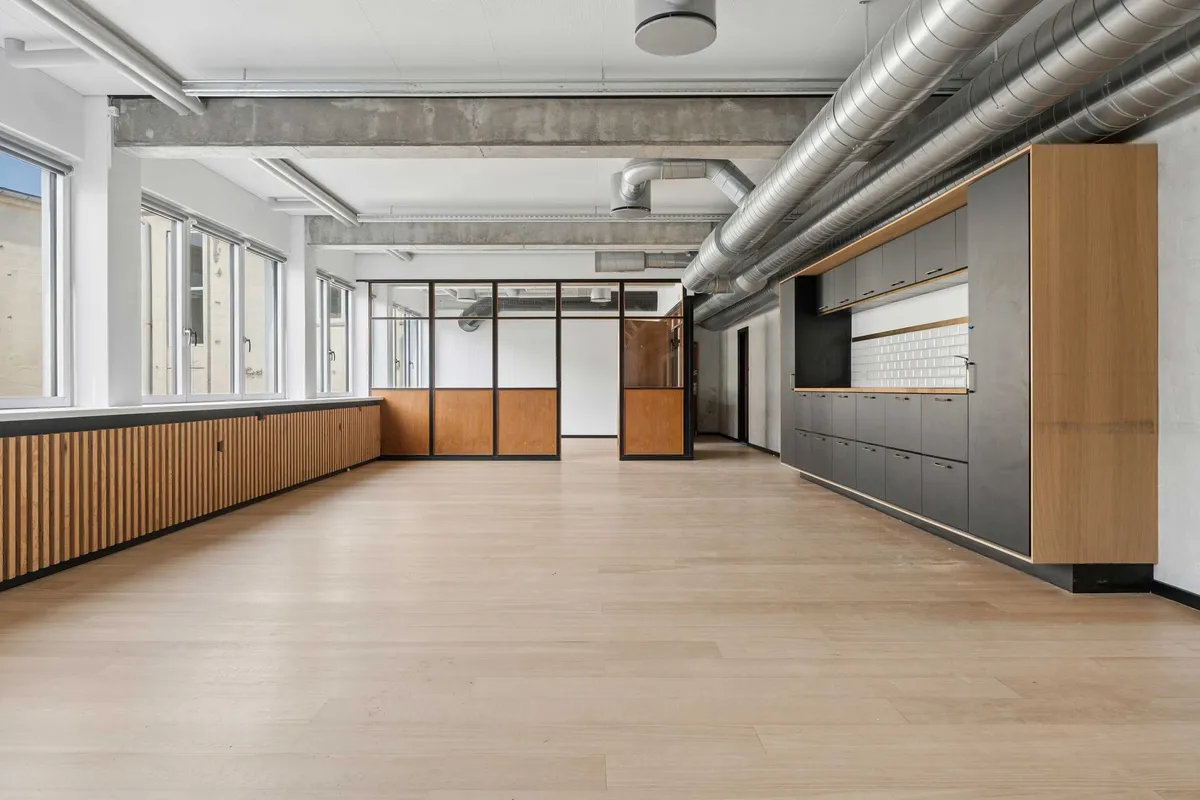 Lejmulighed for kontorer med lyse, åbne rum, masser af vinduer og industriinspirerede loftsbjælke