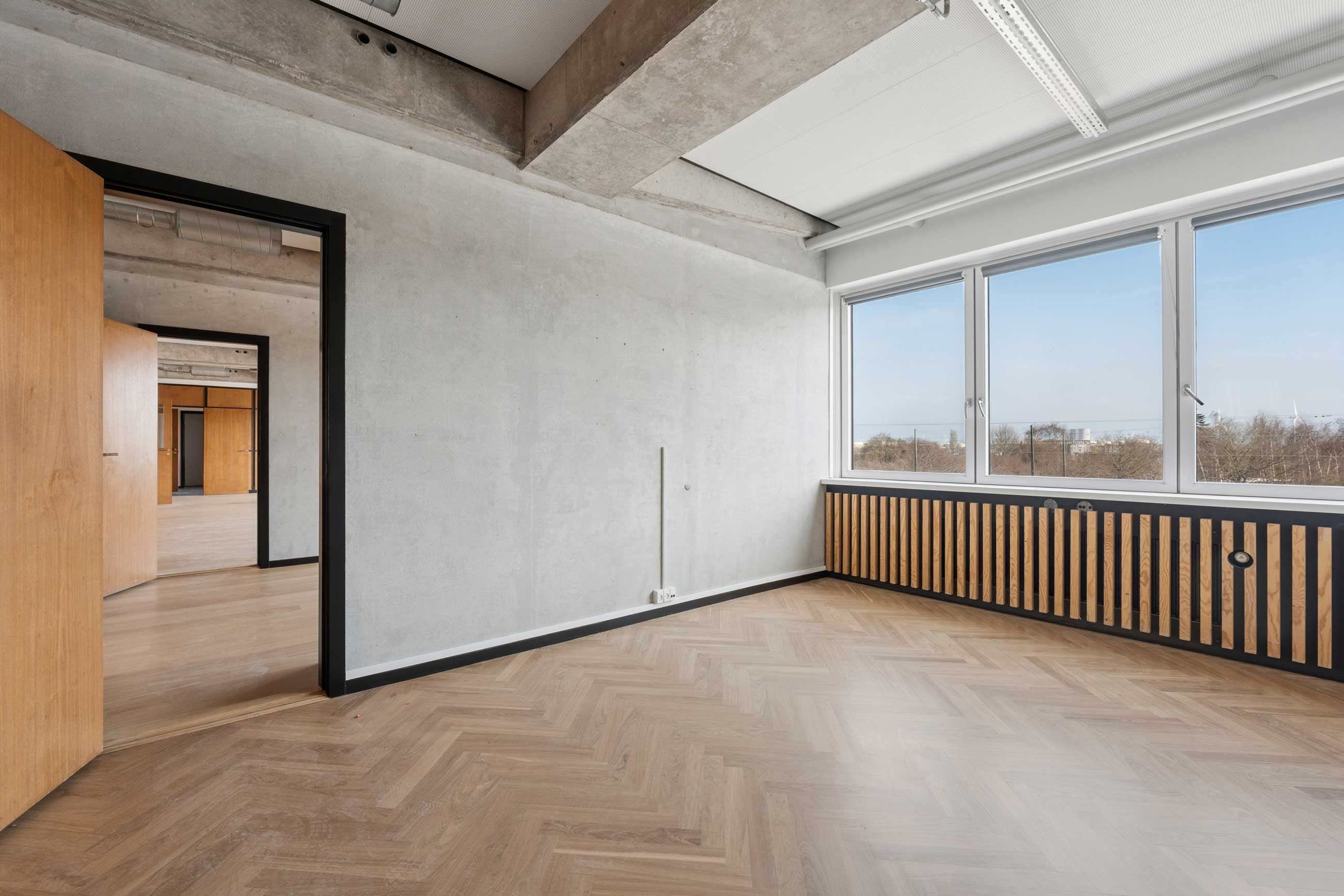 Lej møbleret og præget lejemål med lyse lofter og trægulv i centrum af København. Lej kontorer på Laplandsgade 4 med udsigt til byen