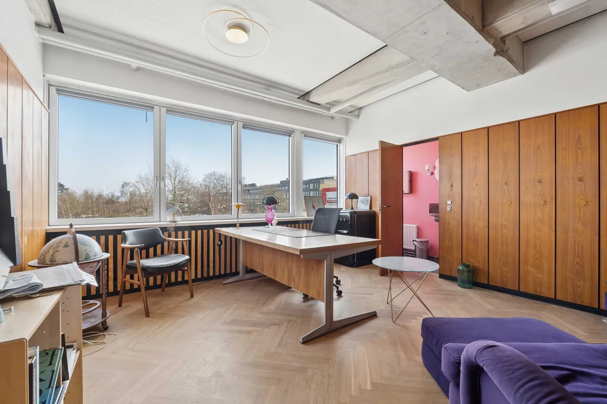 Kontorrum med masser af muligheder til leje i København S. Lejligheden indeholder moderne møbler, lyse vinduer og en veludstyret arbejdsplads