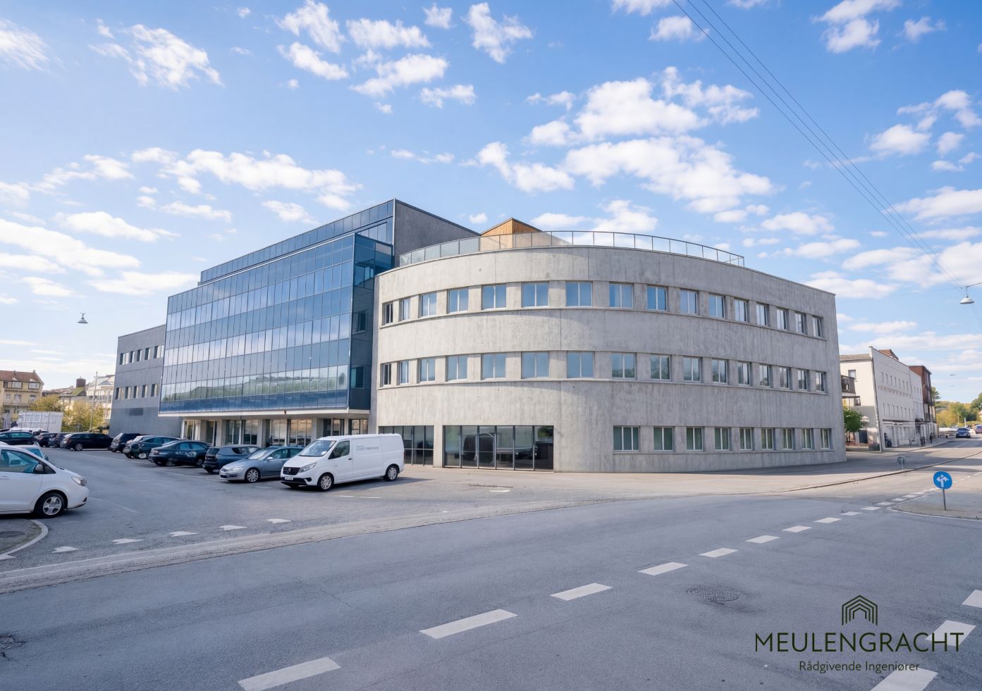 Moderne kontorlejemål med højt loft og glasvinduer på Laplandsgade 4A, 2. sal, 2300 København S. Parkerede biler og bygningens industrielle udstråling.