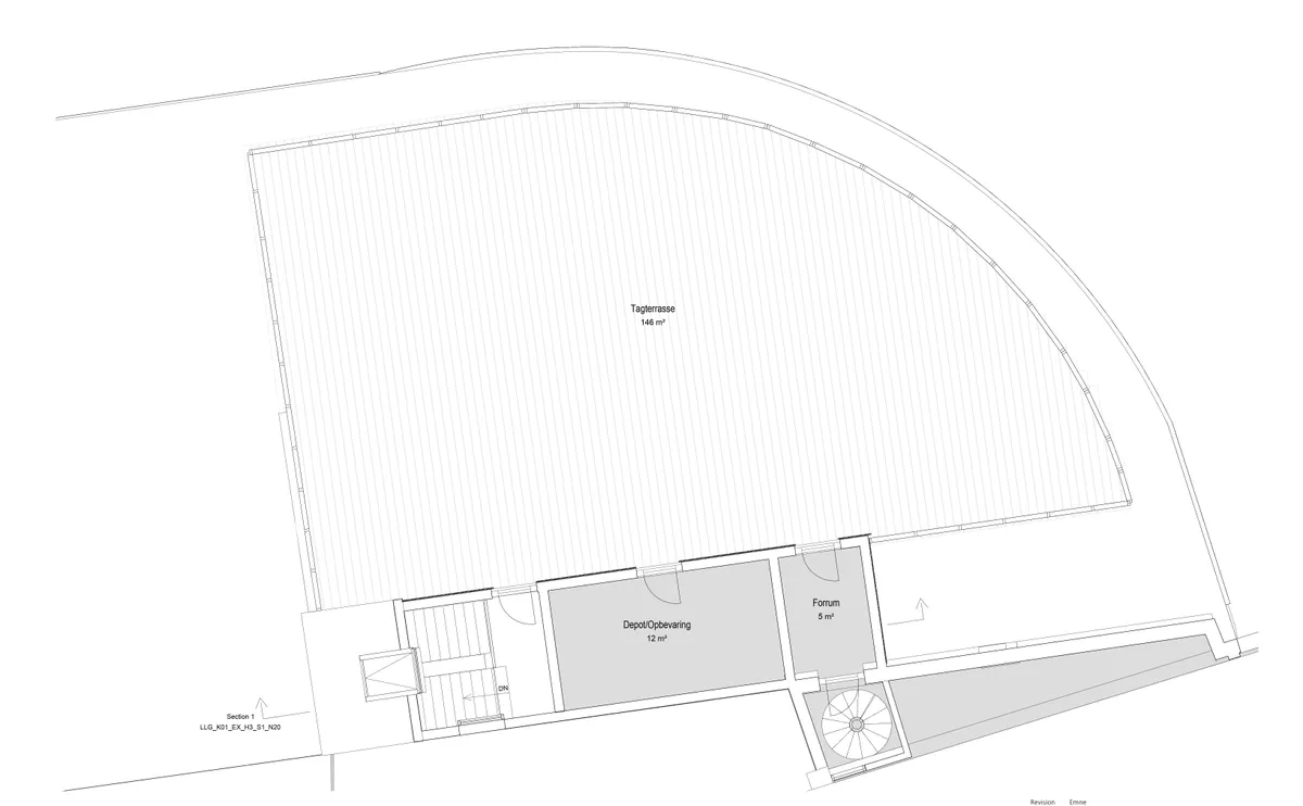 Tegning af lejlighedsgrundplan med depot, opbevaring og forum. Det er et kontorlejemål på 146 kvm og 12 m loftshøjde.