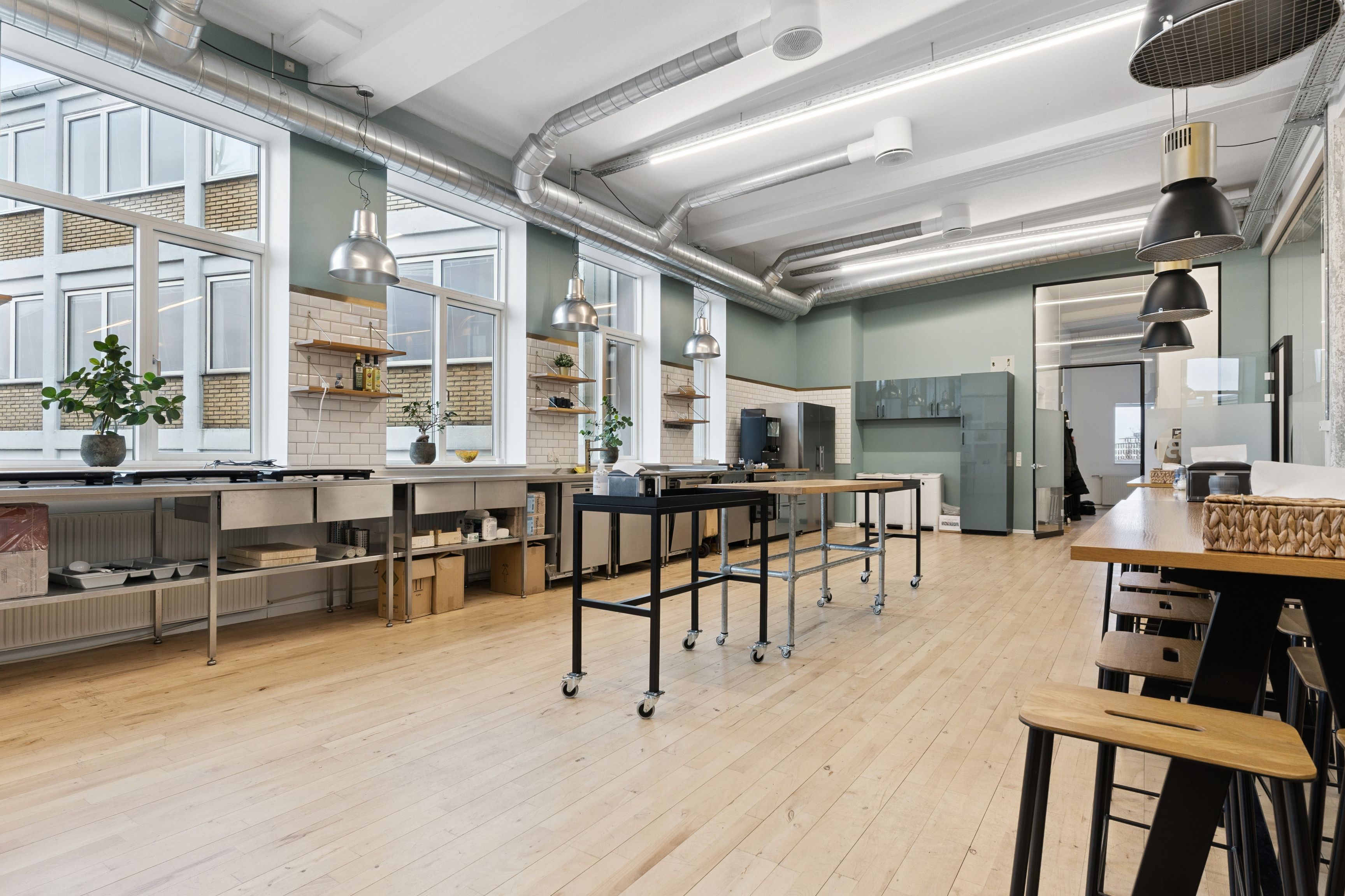 Lej en rå, industriel kontorlejlighed med masser af lys og lyse vinduer på Laplandsgade 4A, 2. sal, 2300 København S. Indeholder moderne møbler og udstyret til at arbejde komfortabelt